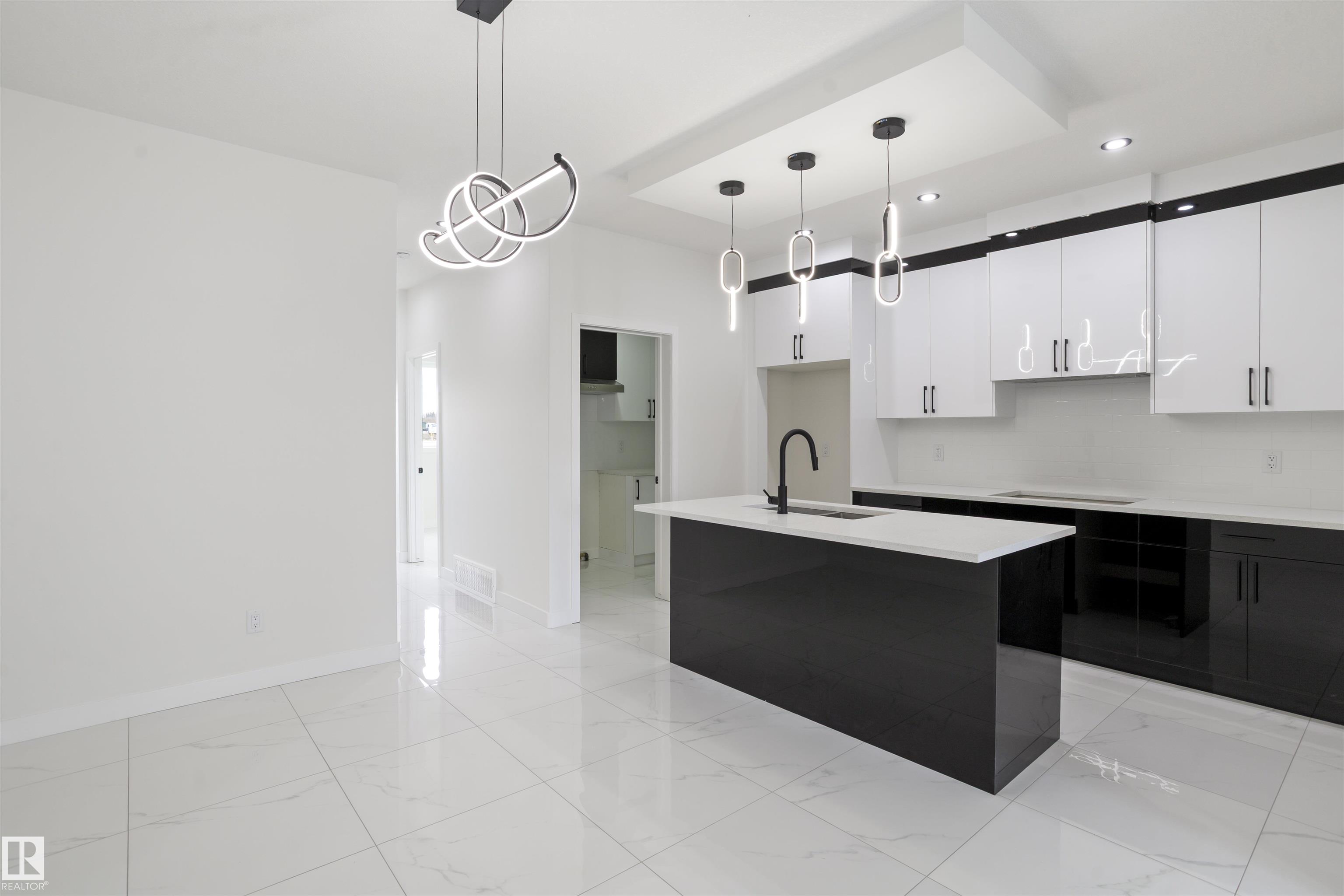 https://zimg.paragon.ice.com/ParagonImages/Property/PM/RAE/225398335/8/0/0/7afbc0d8ef5e3055f495f98fd7fd1184/1/f2bf2e5007a31aaba1d17b87b61c095b/225398335-24089090-9721-4c7f-96ae-57617651c96f.JPG