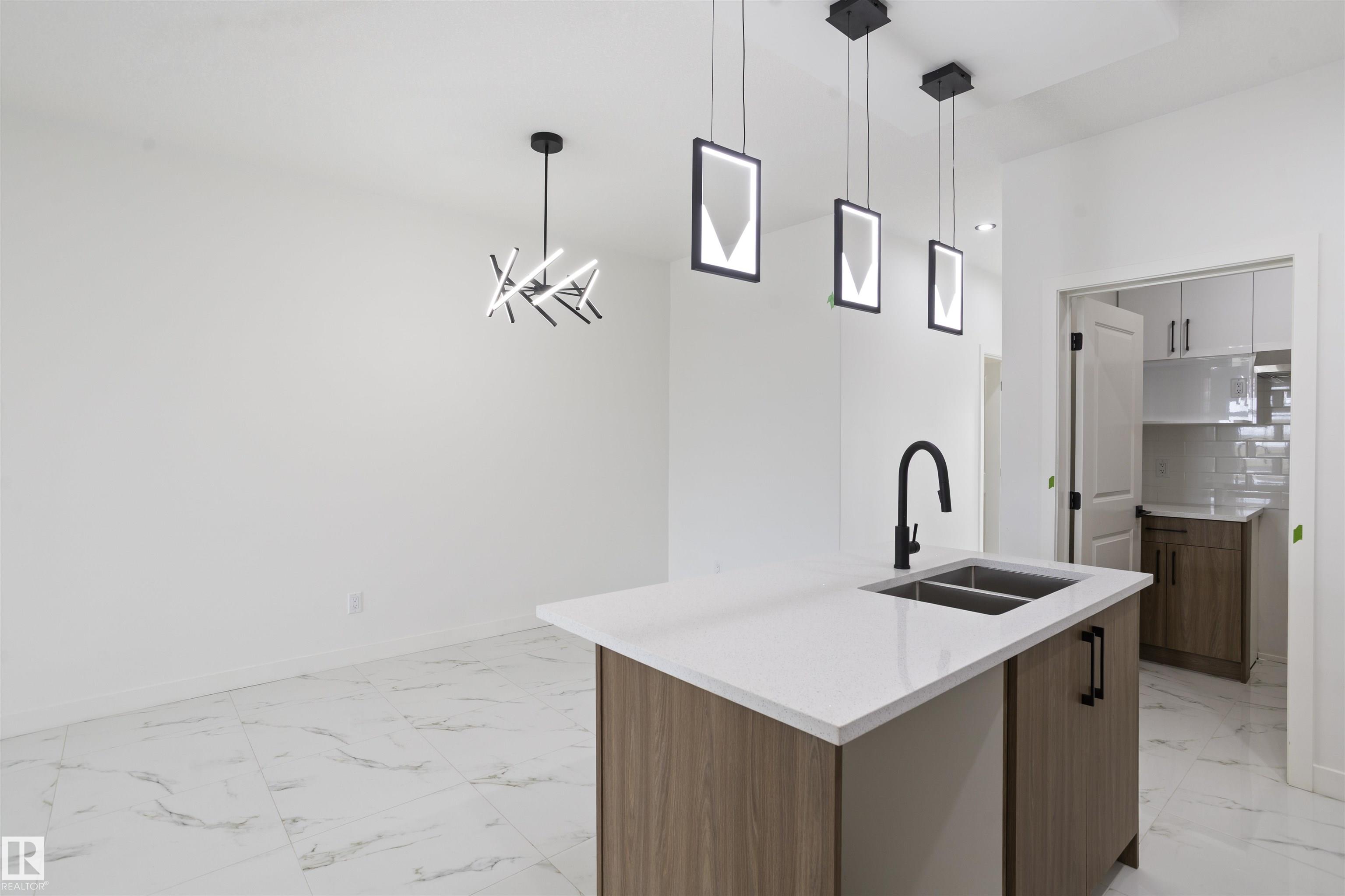 https://zimg.paragon.ice.com/ParagonImages/Property/PM/RAE/225398336/16/0/0/236b1843397c2abba328fee2b47d0b3d/1/7eb930d92084d5d21f410cebc9ee4379/225398336-b6f61f3e-9b2d-405e-9ec7-93d116efffd0.JPG