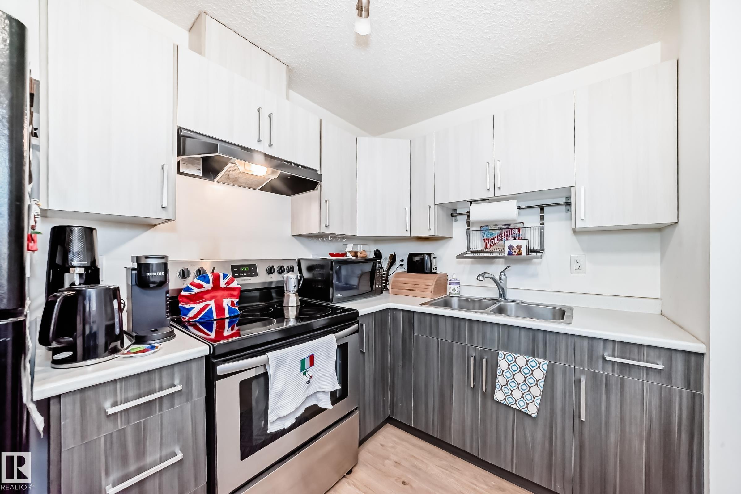 Photo 7 at 18611 66 Avenue NW, Ormsby Place, Edmonton
