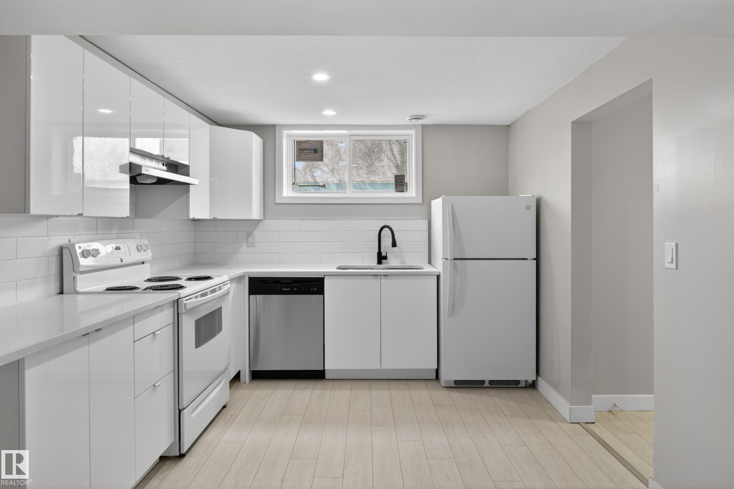 https://zimg.paragon.ice.com/ParagonImages/Property/PM/RAE/225398402/31/0/0/34cf8950ae44eca89ff6cb72e0384eb0/1/22c39aea9719be569fb334da1d9d4fd9/225398402-33fe6938-40ae-4330-b2fe-96ba79842b86.JPG