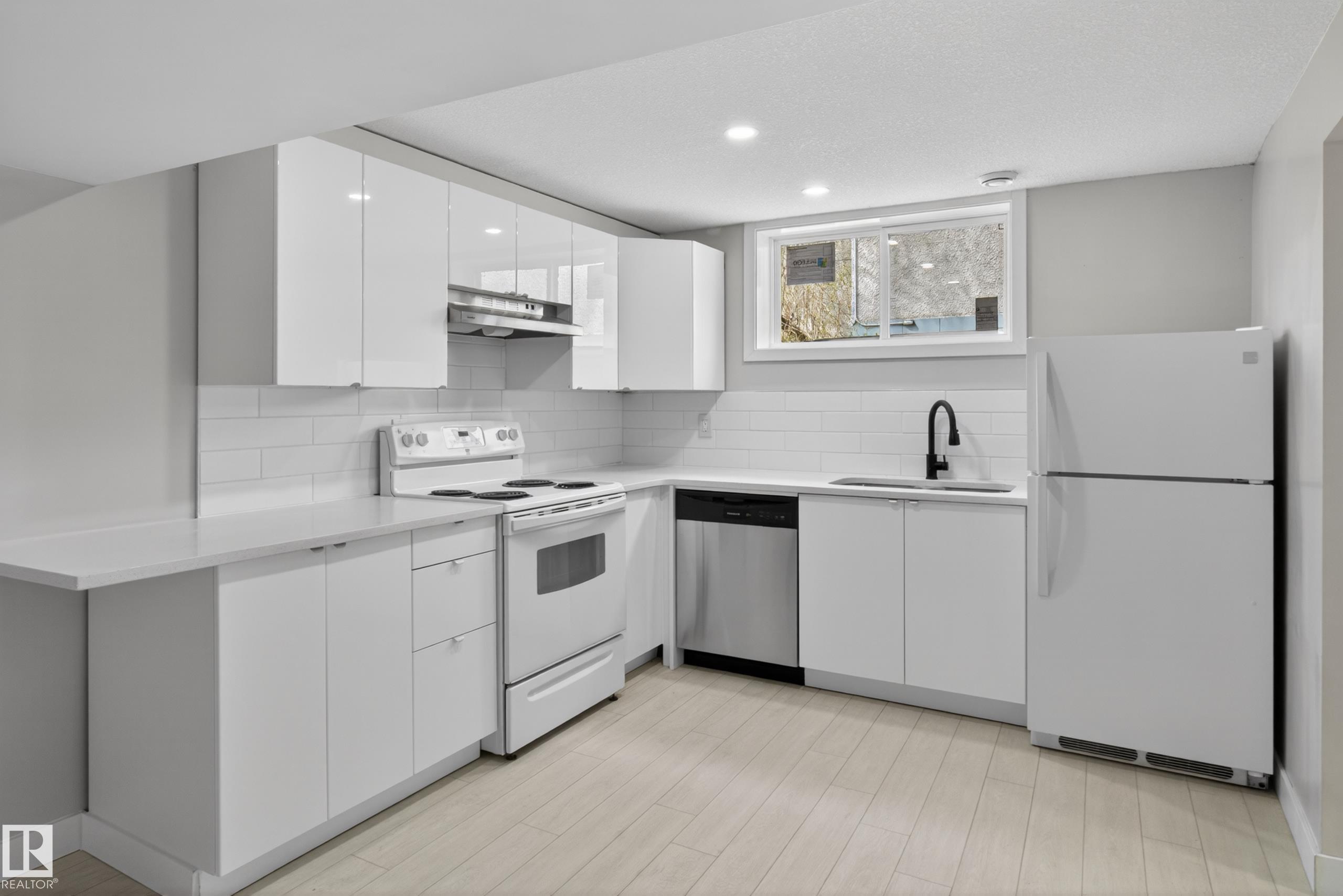 https://zimg.paragon.ice.com/ParagonImages/Property/PM/RAE/225398402/32/0/0/9d945a847727671daea0877e4806ae07/1/22c39aea9719be569fb334da1d9d4fd9/225398402-f3351552-defa-4f58-8f49-64319a29cf11.JPG
