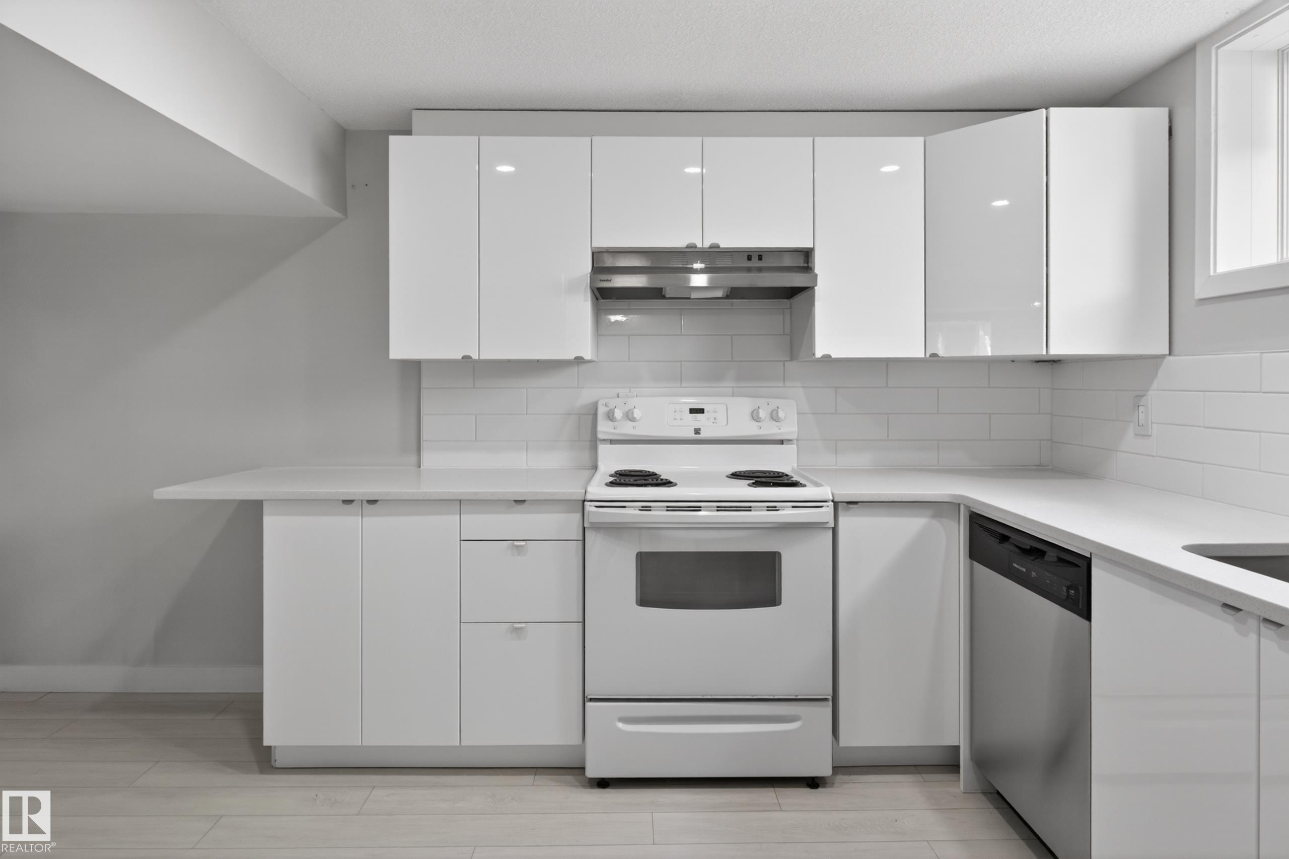 https://zimg.paragon.ice.com/ParagonImages/Property/PM/RAE/225398402/34/0/0/1eef6144ecee1e6e200d3ad403761a59/1/22c39aea9719be569fb334da1d9d4fd9/225398402-0d6ea3ad-c670-4077-84e6-5985e23953fc.JPG