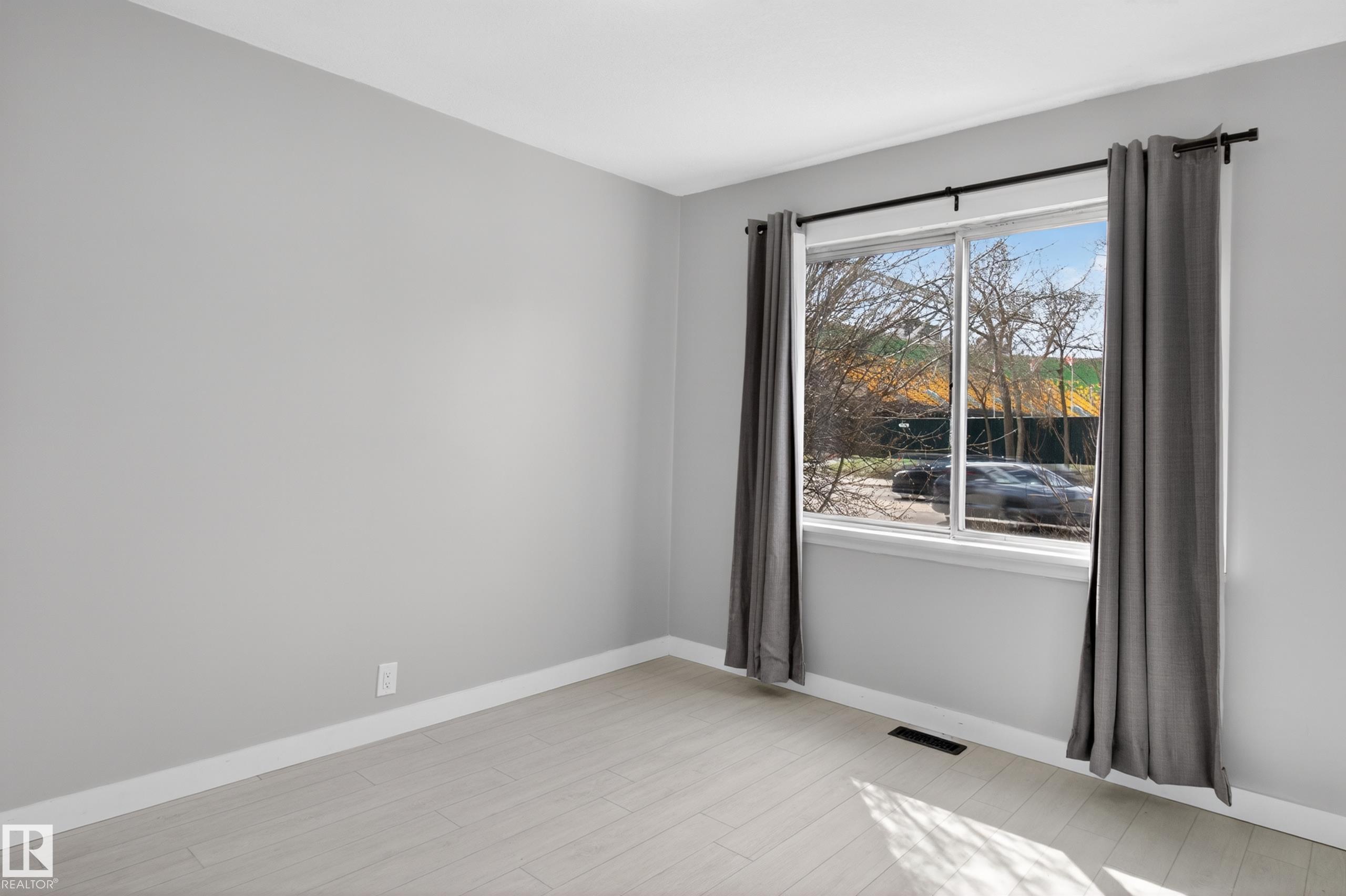 https://zimg.paragon.ice.com/ParagonImages/Property/PM/RAE/225398402/8/0/0/a365de63f629ee20e827535bbb66b910/1/22c39aea9719be569fb334da1d9d4fd9/225398402-2c7d4d1d-05f1-42a0-b6ff-9d1e50465c32.JPG