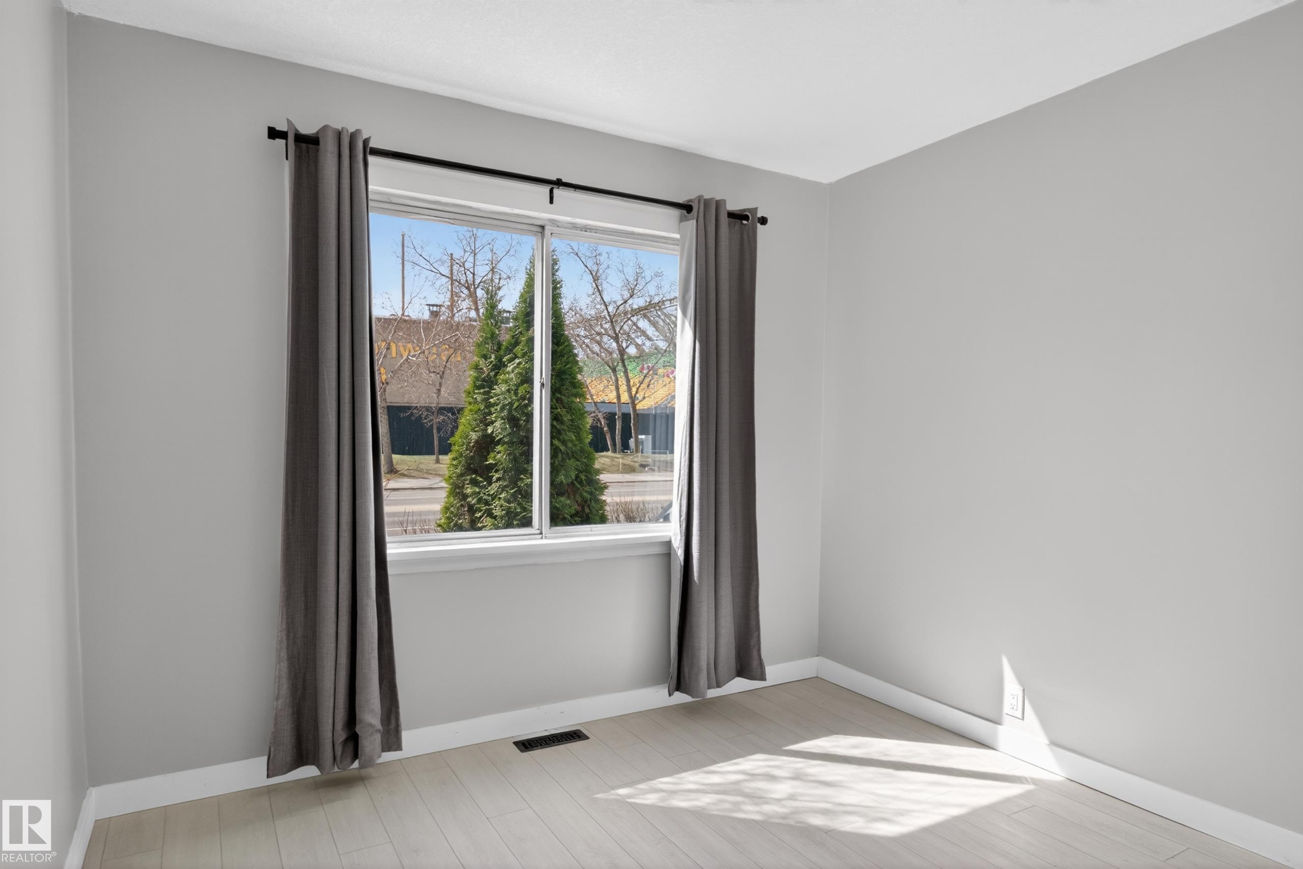 https://zimg.paragon.ice.com/ParagonImages/Property/PM/RAE/225398402/9/0/0/cf2001971b3a36483f78aa59d19b44ab/1/22c39aea9719be569fb334da1d9d4fd9/225398402-7069bb81-65e3-4e9a-bf64-dd4c2870dd3a.JPG