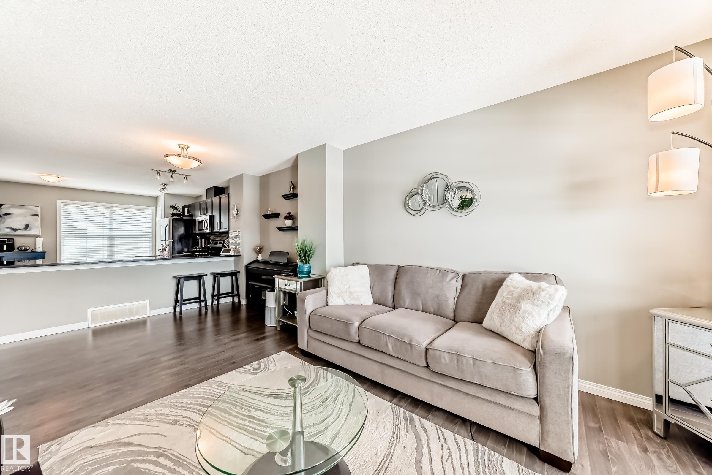 https://zimg.paragon.ice.com/ParagonImages/Property/PM/RAE/225398419/11/0/0/345e5a43bedf557a0e22a8d3736fb0db/1/29c70483d2e16368a0d033d9fb4294a7/225398419-D76C80BA-F8E0-41C4-B233-559D1EE62B55.JPG
