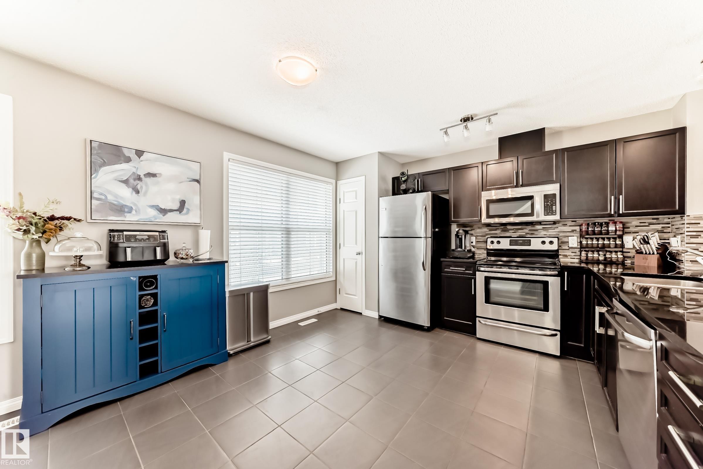 https://zimg.paragon.ice.com/ParagonImages/Property/PM/RAE/225398419/17/0/0/9bf25ca3c781a737797db73c45c1c49c/1/29c70483d2e16368a0d033d9fb4294a7/225398419-D61FB948-EED2-4318-882A-F8D4B12BDC60.JPG