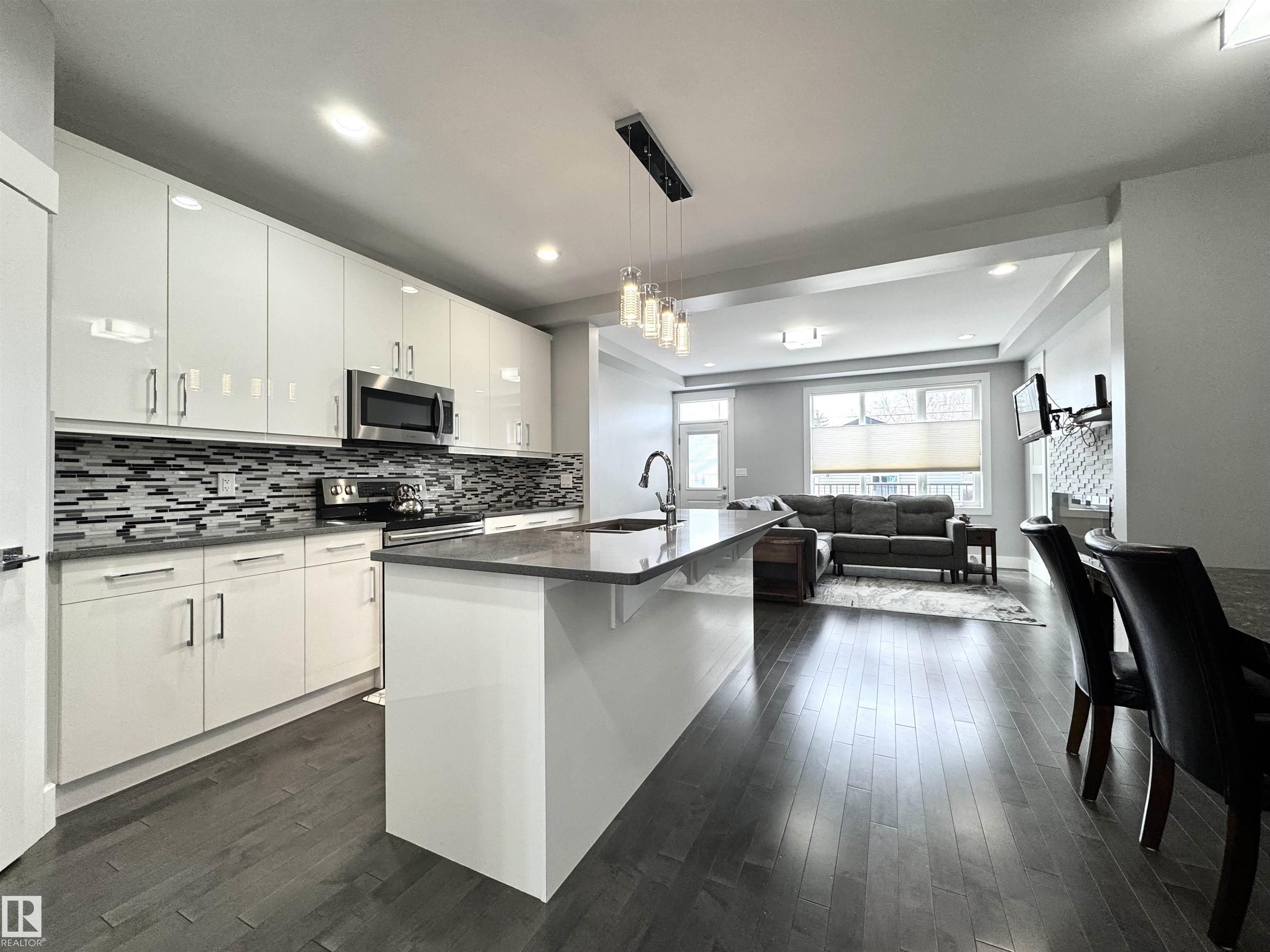 https://zimg.paragon.ice.com/ParagonImages/Property/PM/RAE/225398483/15/0/0/eb0351f39871f4015903280e5ef0fe4d/1/21f456cebe1502393db55f52d81b67be/225398483-e29467ab-ae65-46f2-a6b0-7d4b70362f84.JPG