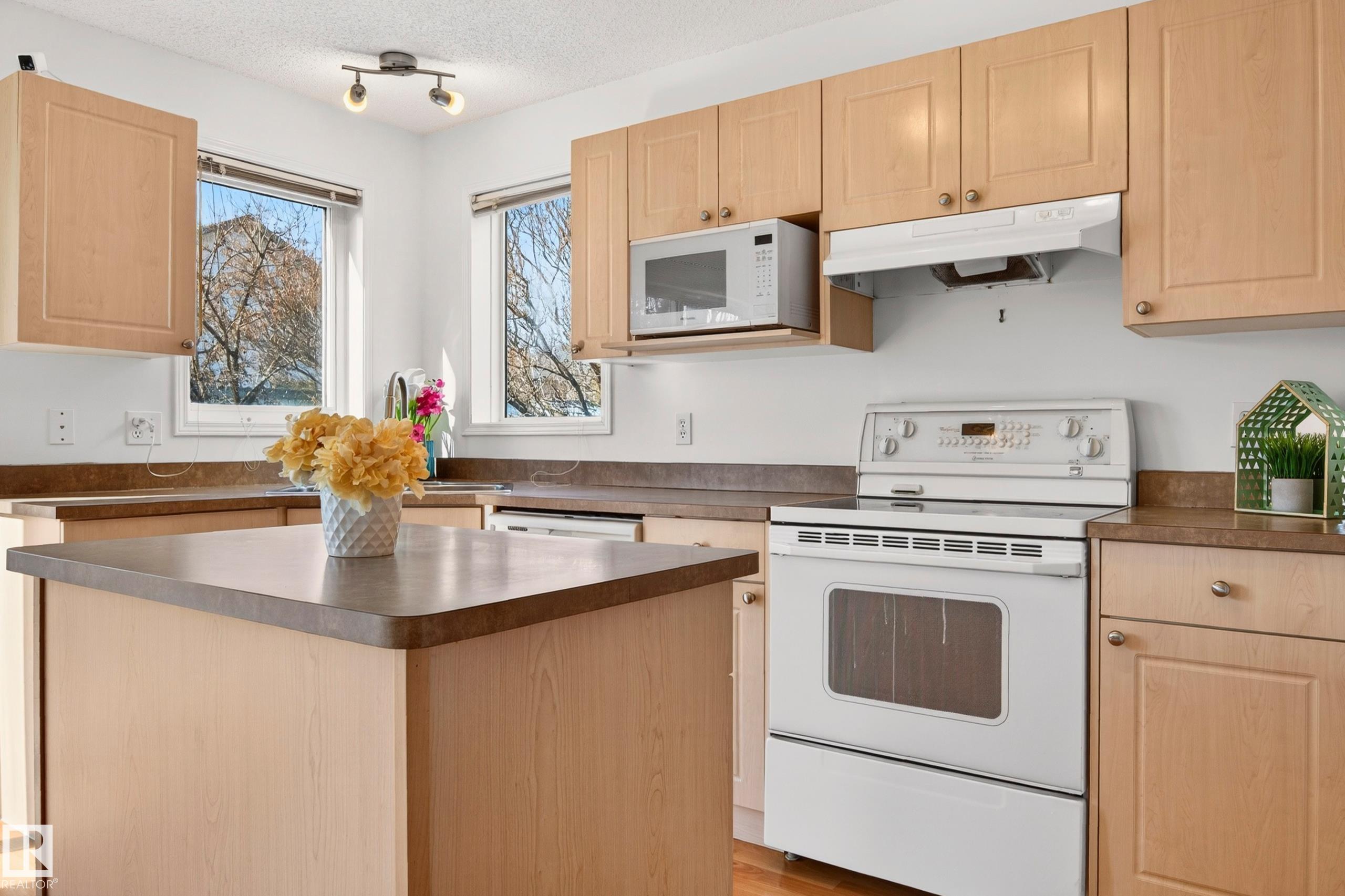 Photo 10 at 19019 49 Avenue NW, Jamieson Place, Edmonton