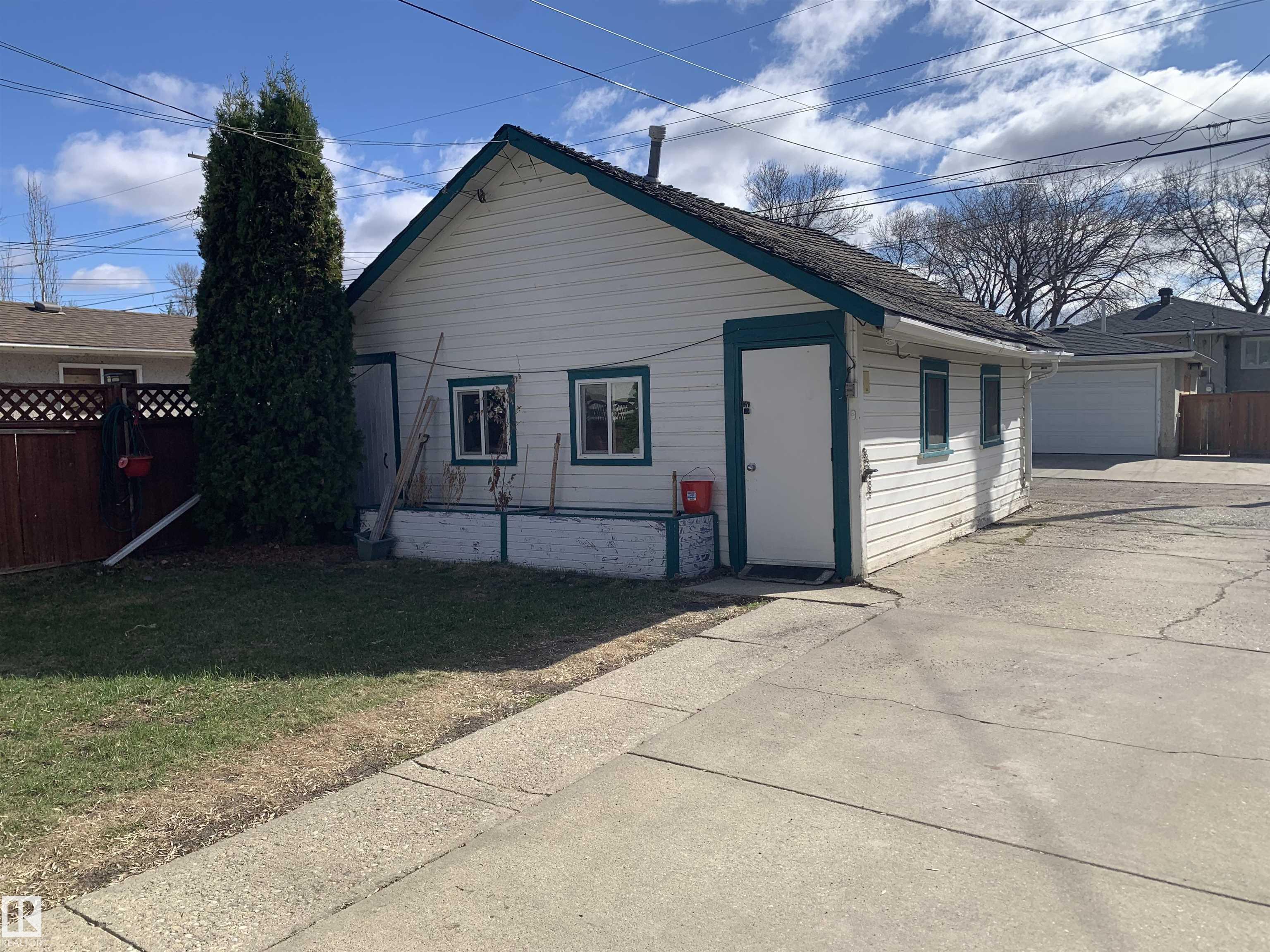 https://zimg.paragon.ice.com/ParagonImages/Property/PM/RAE/225398559/15/0/0/09ee0a19cc68df24992c738c2e97bf91/1/c534efb60938a1384ec052012d268243/225398559-01443838-295c-4dc7-ab4d-43915341a9cd.JPG