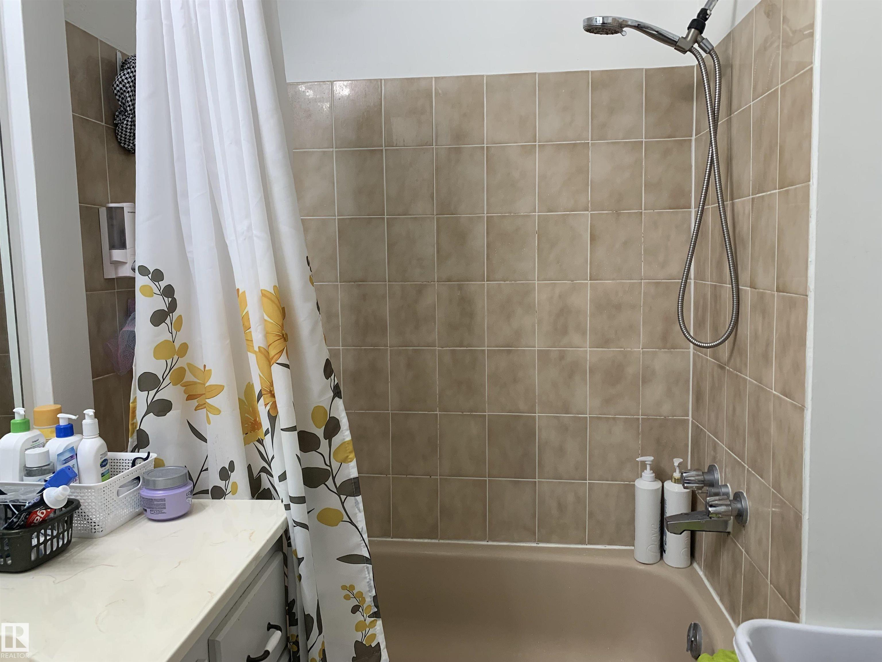 https://zimg.paragon.ice.com/ParagonImages/Property/PM/RAE/225398559/8/0/0/161cb7c76c4d67af791bed26b00b0639/1/c534efb60938a1384ec052012d268243/225398559-b59f549d-96a9-4b35-b641-1213b9edded4.JPG