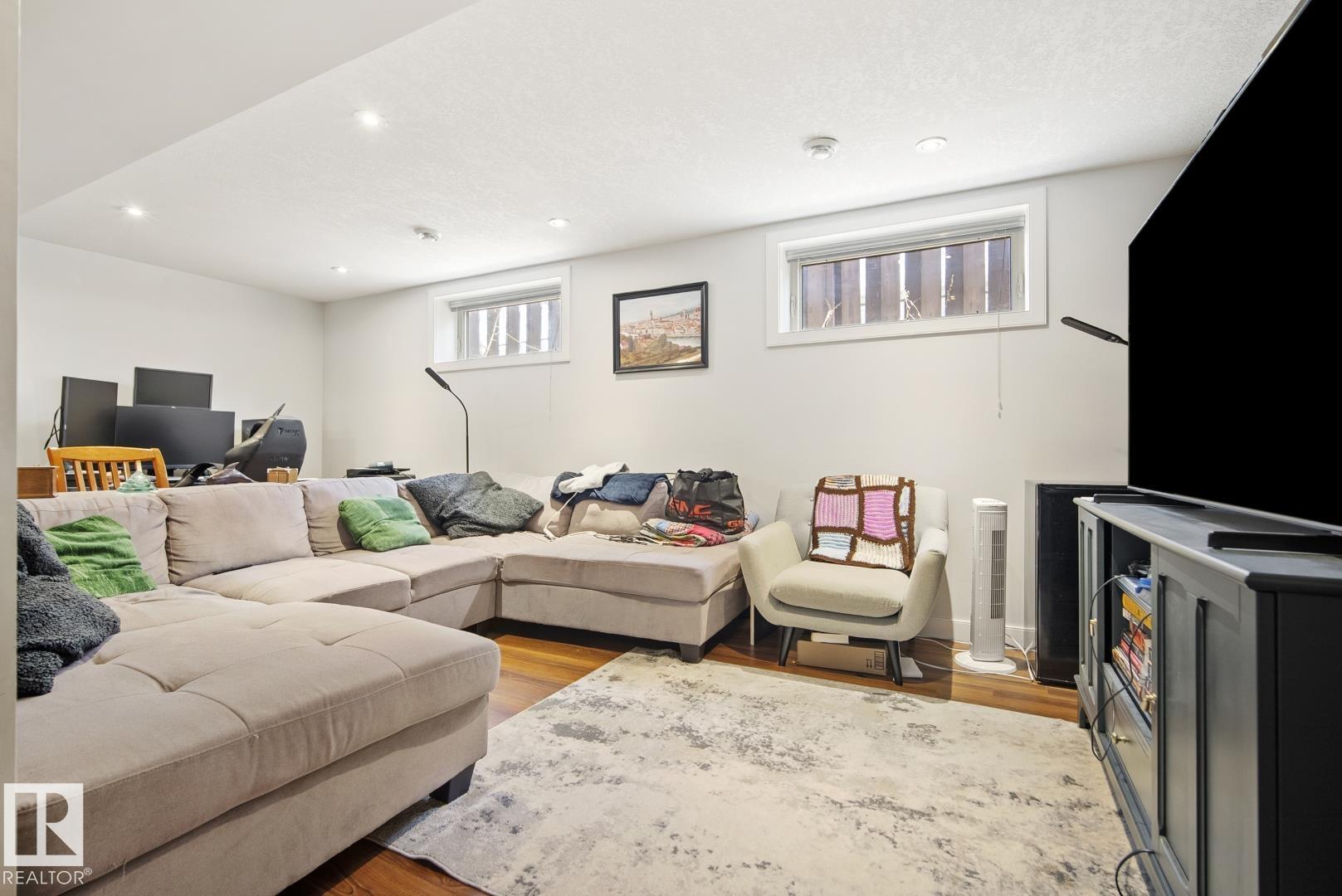 https://zimg.paragon.ice.com/ParagonImages/Property/PM/RAE/225398582/22/0/0/cff2abdacf6e8fdcc455d5e976746275/1/f38ffd1e9e4233c85c113efbe63045b3/225398582-f56a0ed7-ad63-494b-a966-77b024f5250c.JPG