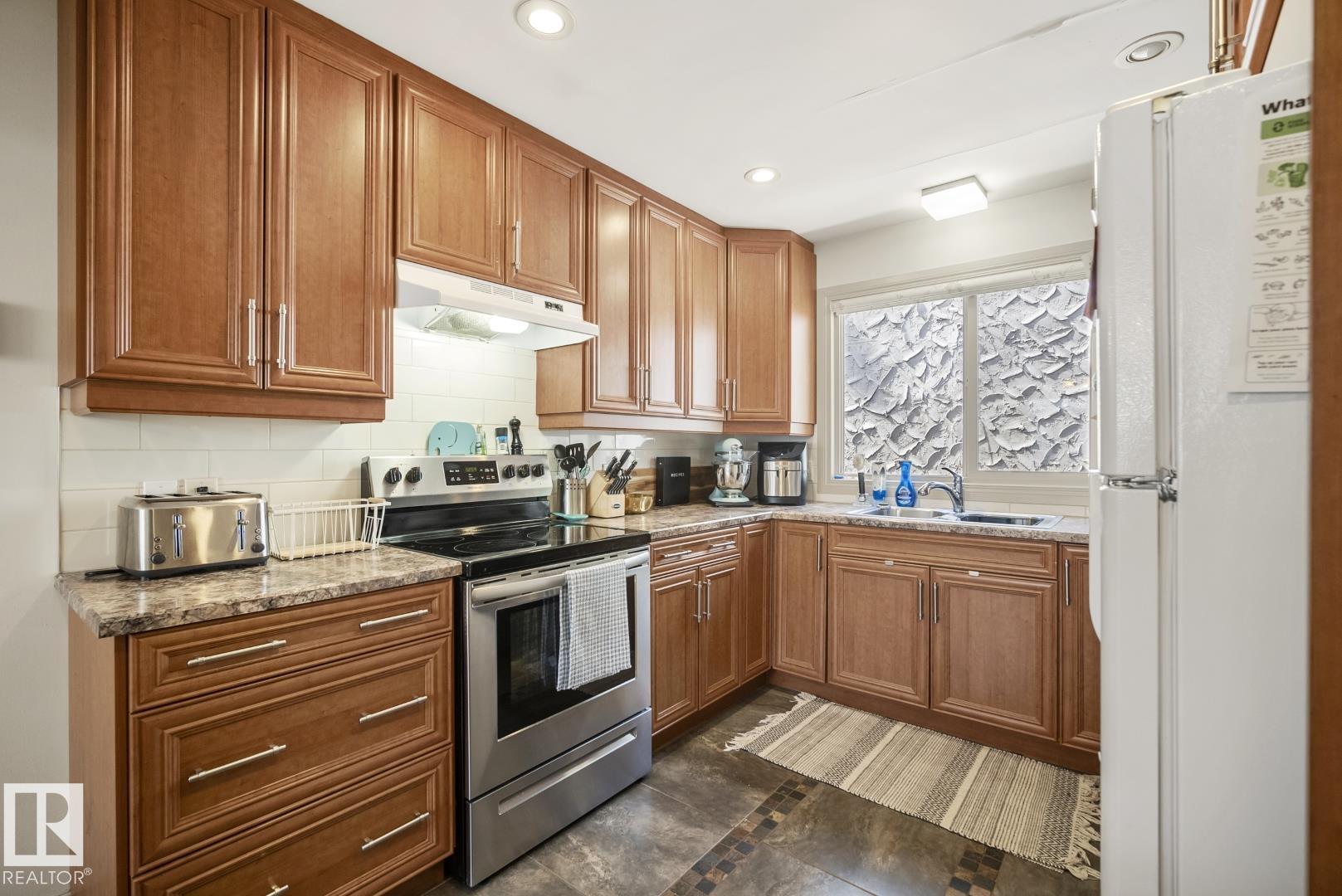 https://zimg.paragon.ice.com/ParagonImages/Property/PM/RAE/225398582/6/0/0/e4377002545a8e2254276b0fe3803489/1/f38ffd1e9e4233c85c113efbe63045b3/225398582-616ef078-4d2e-4a79-8954-a7448ac530a6.JPG