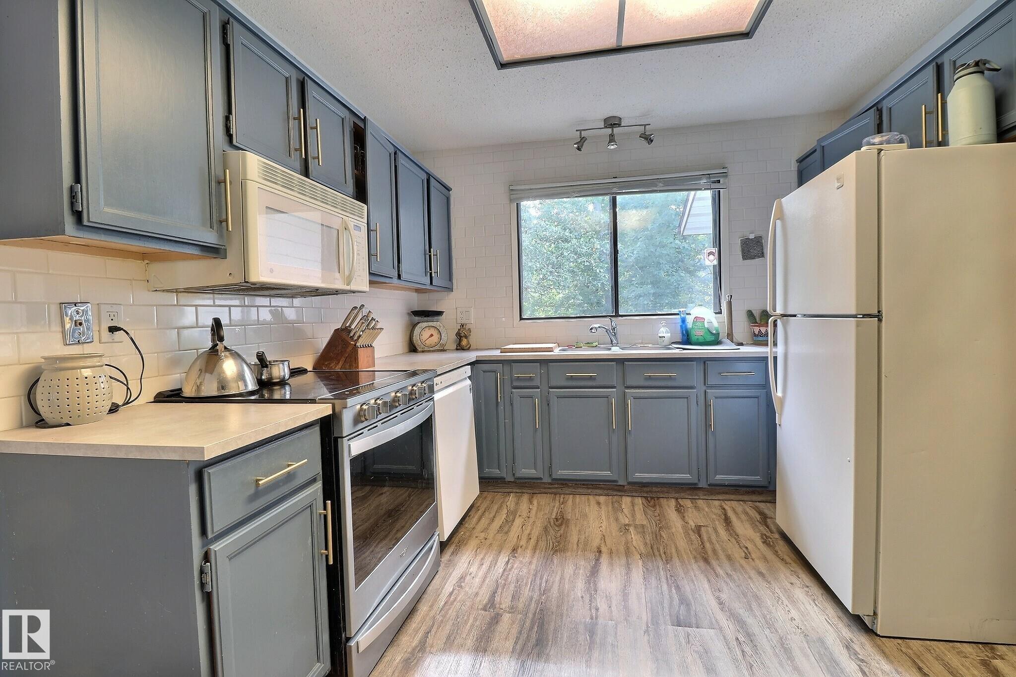 https://zimg.paragon.ice.com/ParagonImages/Property/PM/RAE/225398607/7/0/0/4767215572231dae07545249b0579bf4/1/845a739f408761129049d77b57c20a29/225398607-74dbf501-eee0-4dcd-bfd3-97efb0646514.JPG