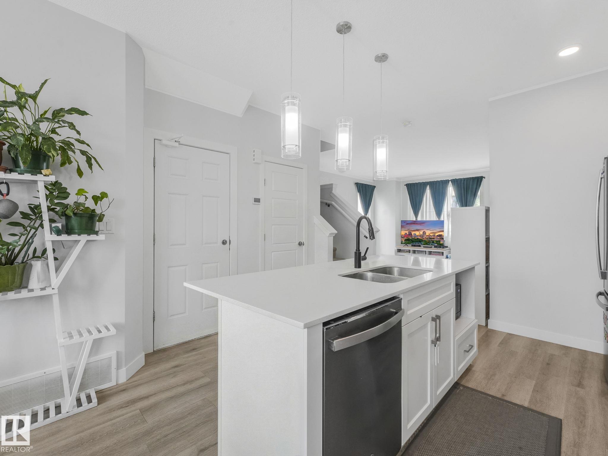 https://zimg.paragon.ice.com/ParagonImages/Property/PM/RAE/225398641/7/0/0/2160f72b9d70b2c0a0856644db59fb00/1/c0a98850a7e322a300b7922b274d406e/225398641-127E7E61-BCC4-4234-8968-8BBEA4579376.JPG