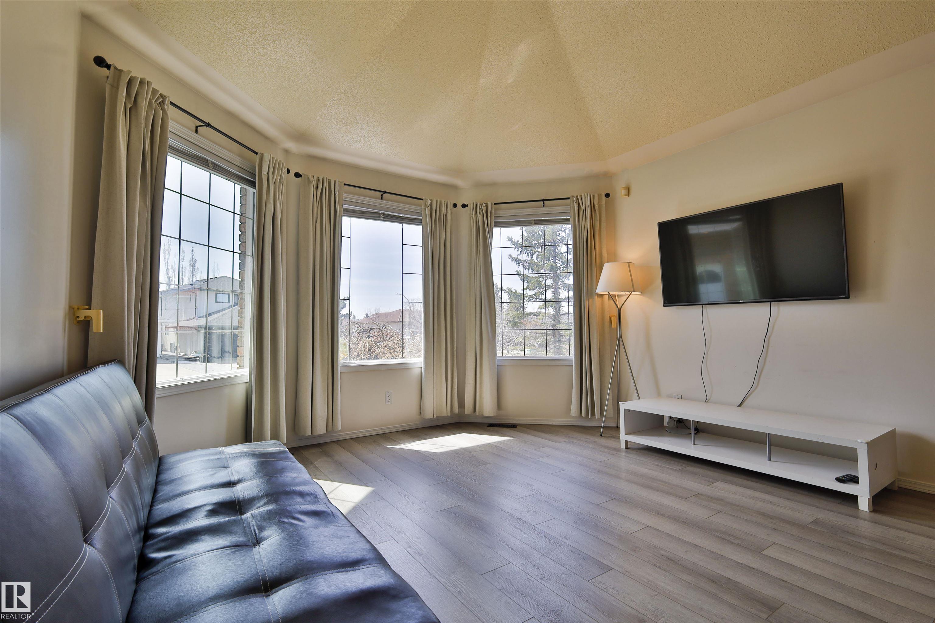 Photo 11 at 8710 156a Avenue NW, Belle Rive, Edmonton