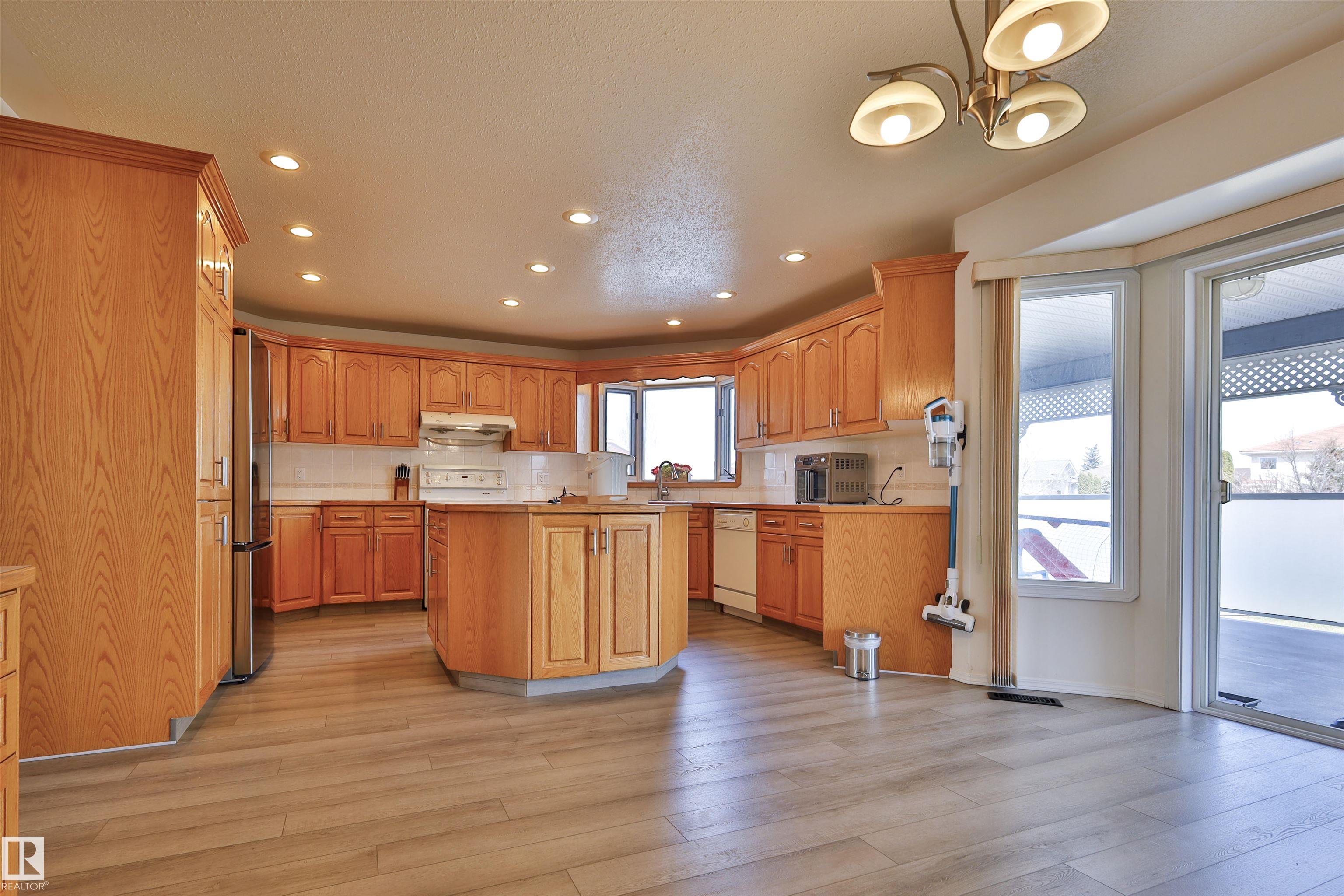 Photo 15 at 8710 156a Avenue NW, Belle Rive, Edmonton