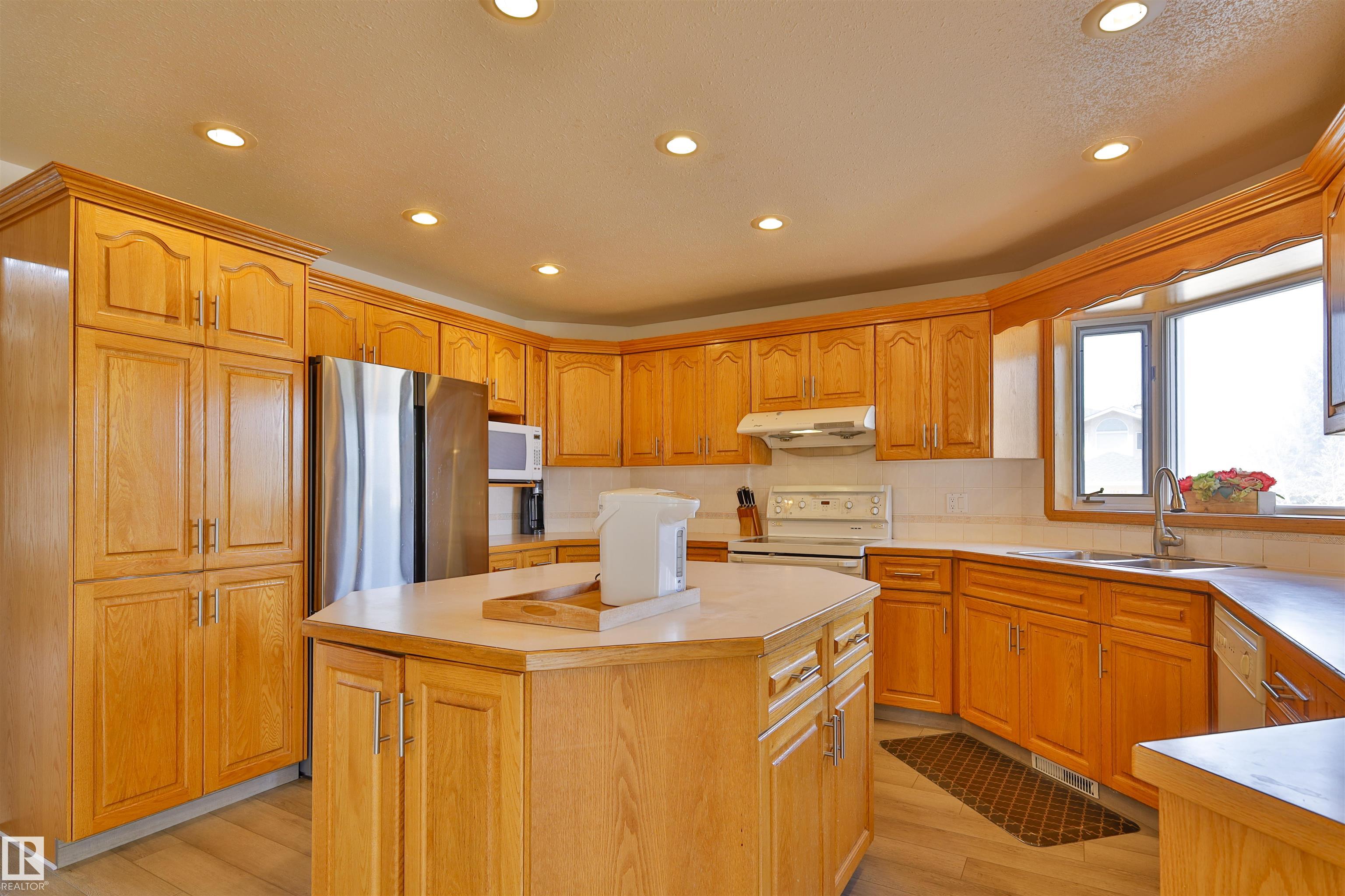 Photo 17 at 8710 156a Avenue NW, Belle Rive, Edmonton