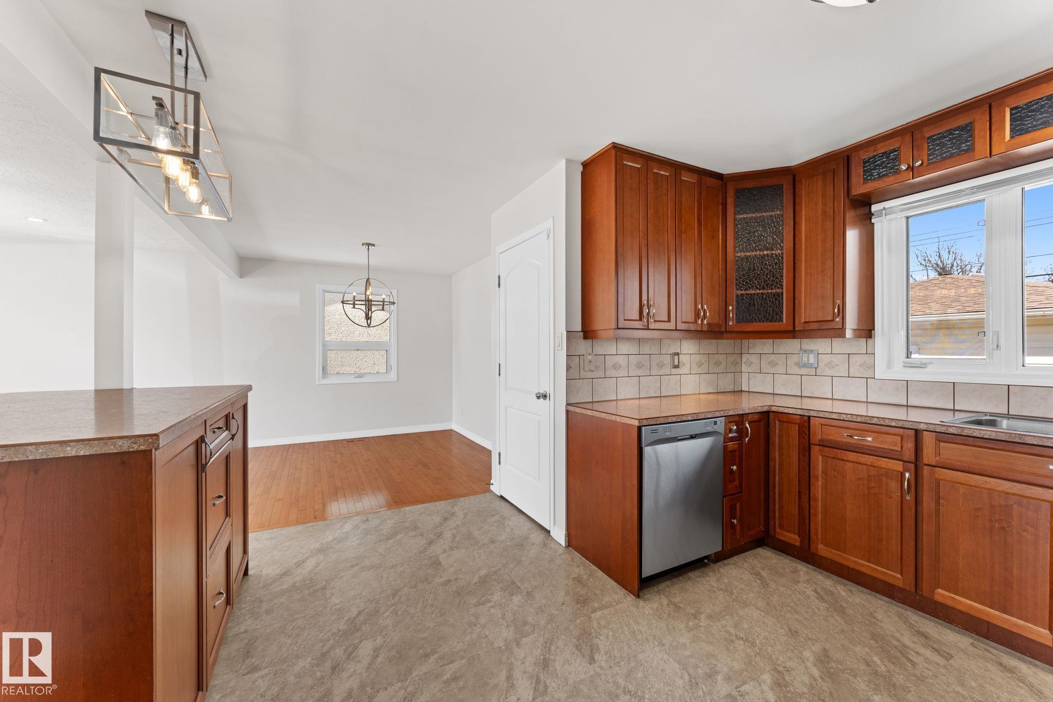Photo 17 at 8804 135 Avenue NW, Glengarry, Edmonton