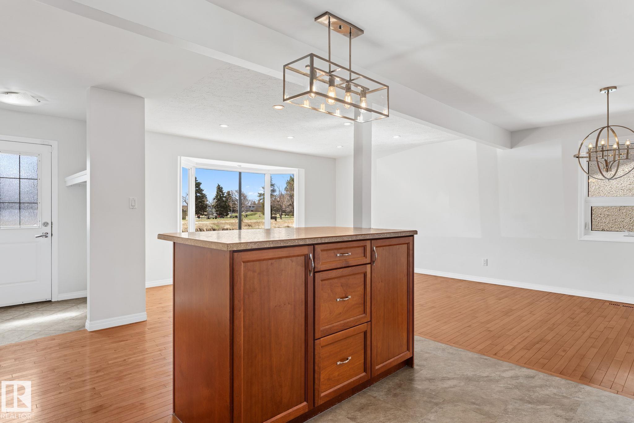 Photo 19 at 8804 135 Avenue NW, Glengarry, Edmonton