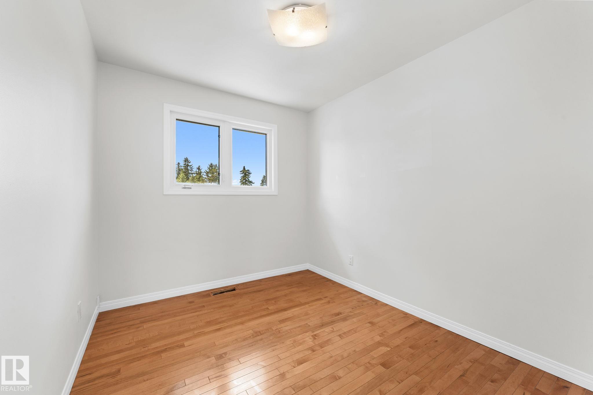 Photo 21 at 8804 135 Avenue NW, Glengarry, Edmonton