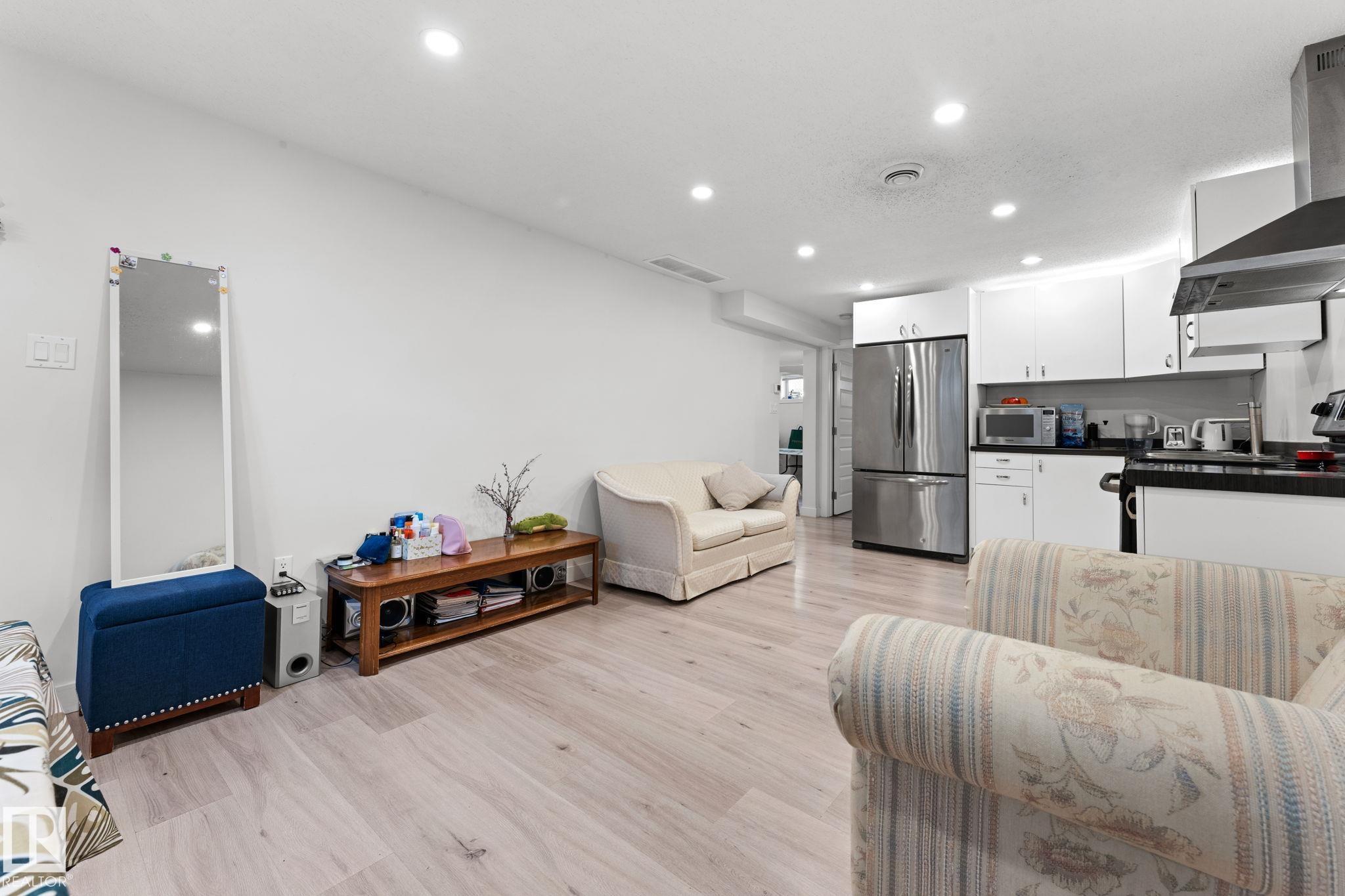 Photo 31 at 8804 135 Avenue NW, Glengarry, Edmonton