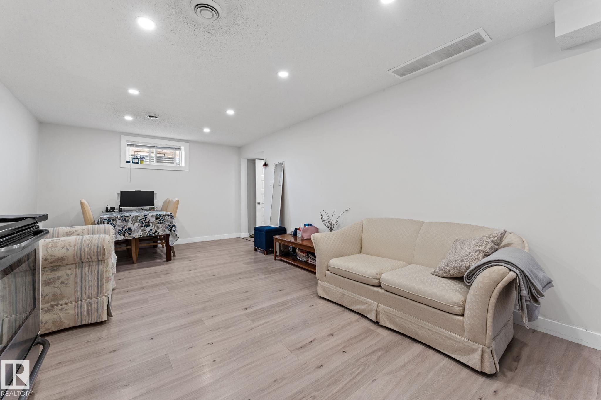 Photo 33 at 8804 135 Avenue NW, Glengarry, Edmonton