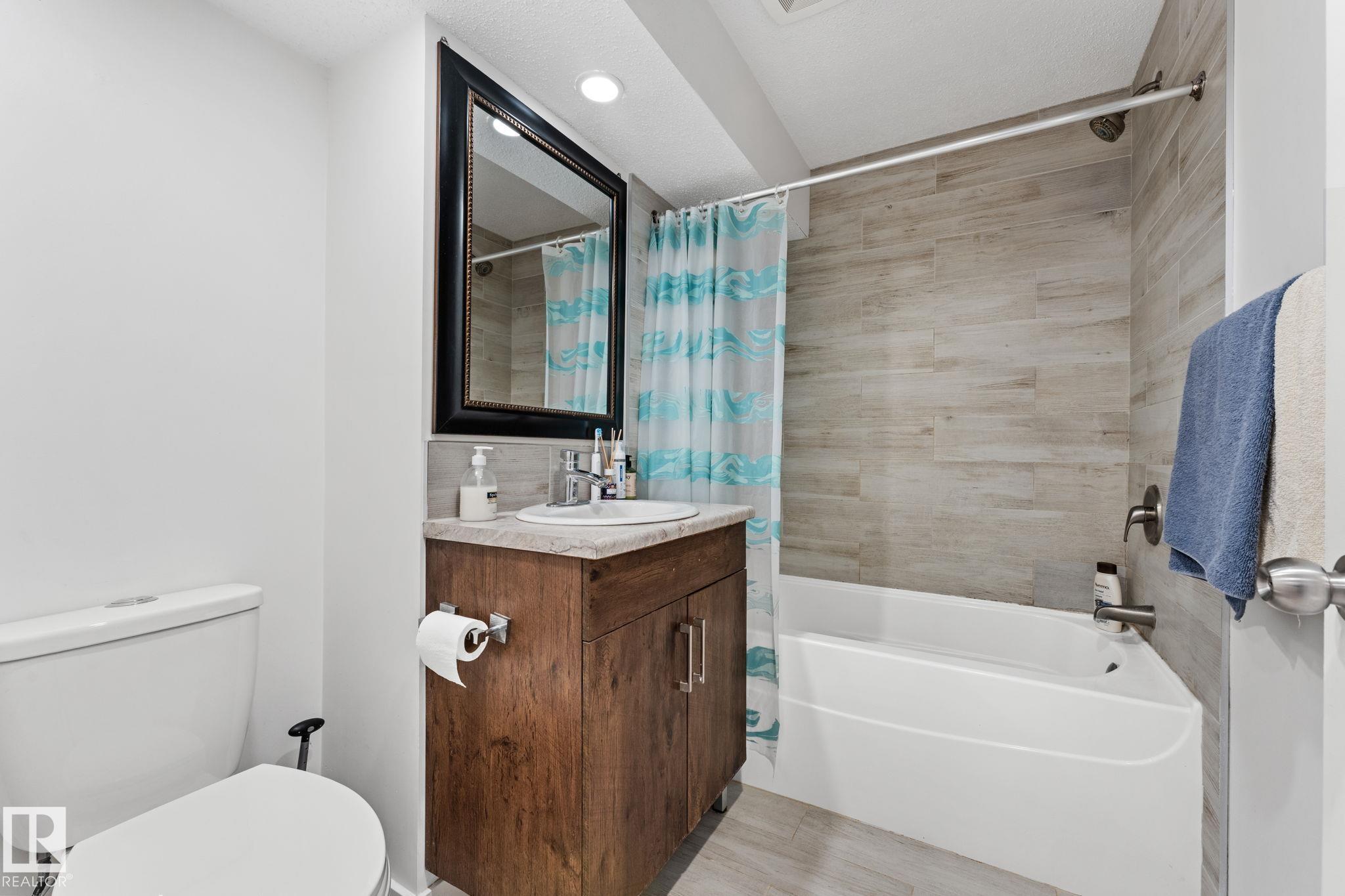 Photo 39 at 8804 135 Avenue NW, Glengarry, Edmonton