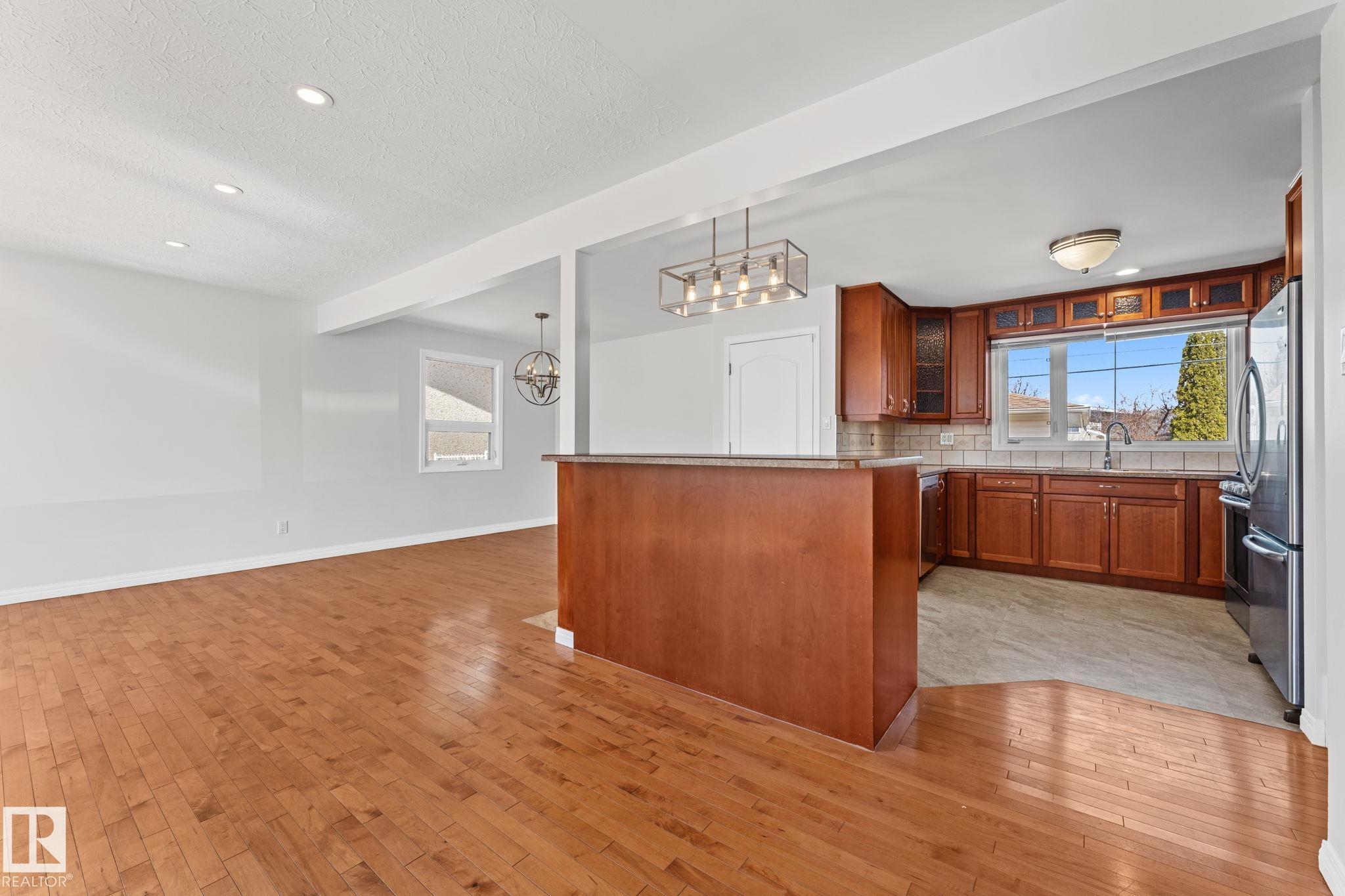 Photo 6 at 8804 135 Avenue NW, Glengarry, Edmonton