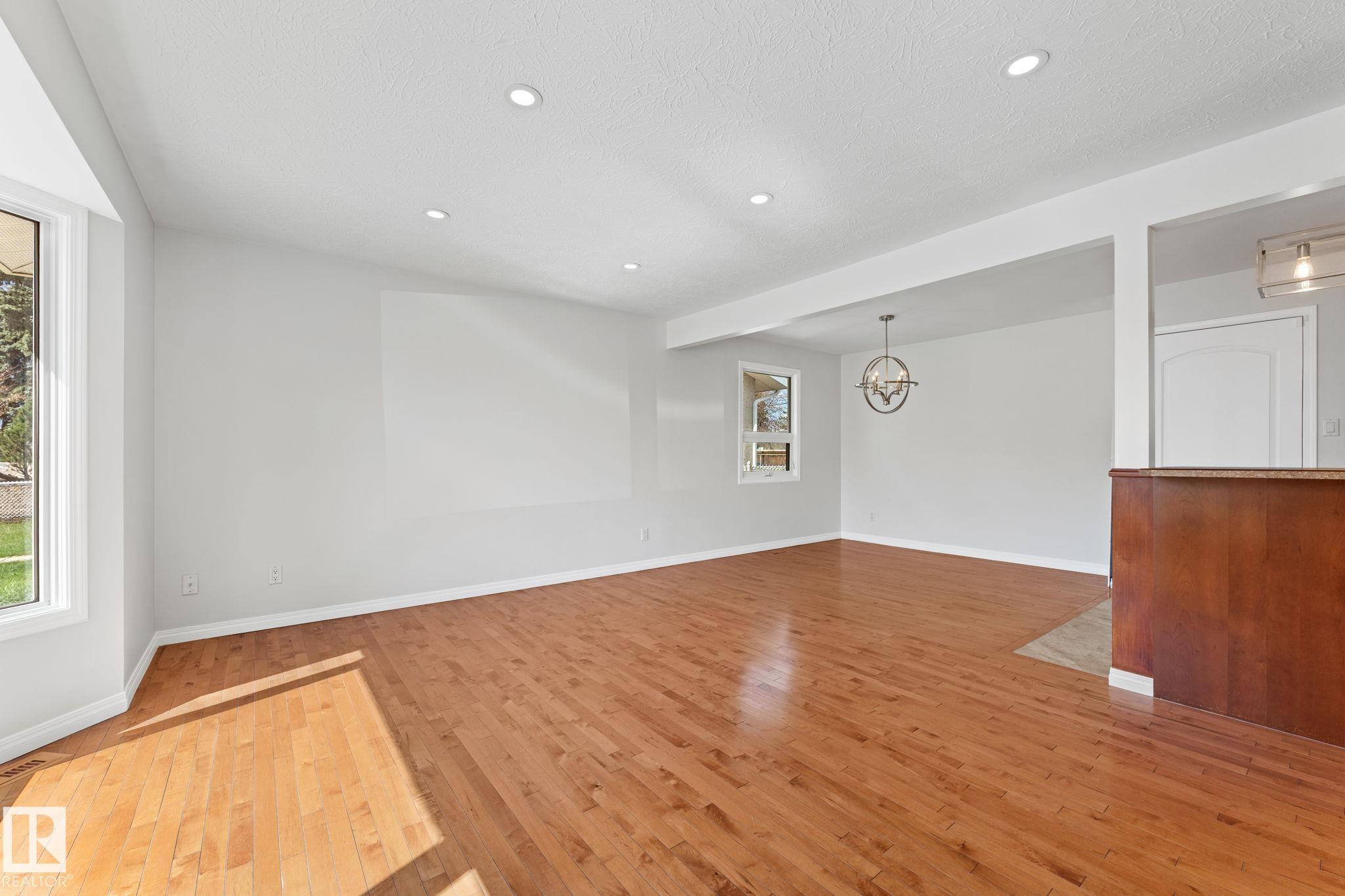 Photo 8 at 8804 135 Avenue NW, Glengarry, Edmonton