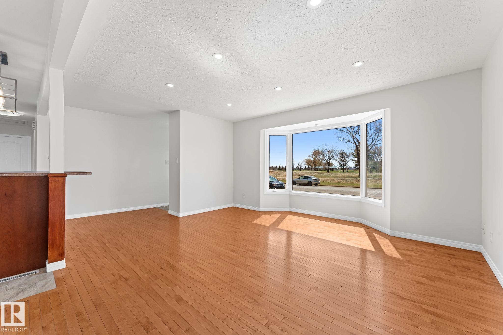 Photo 10 at 8804 135 Avenue NW, Glengarry, Edmonton