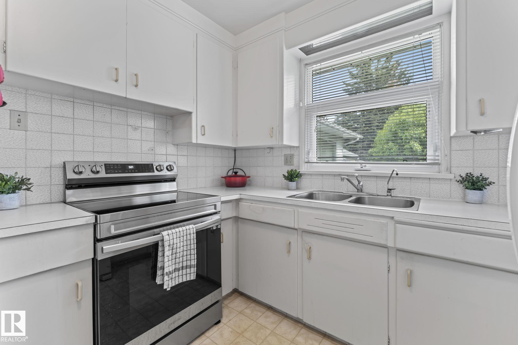 Photo 12 at 11223 71 Avenue NW, Parkallen, Edmonton