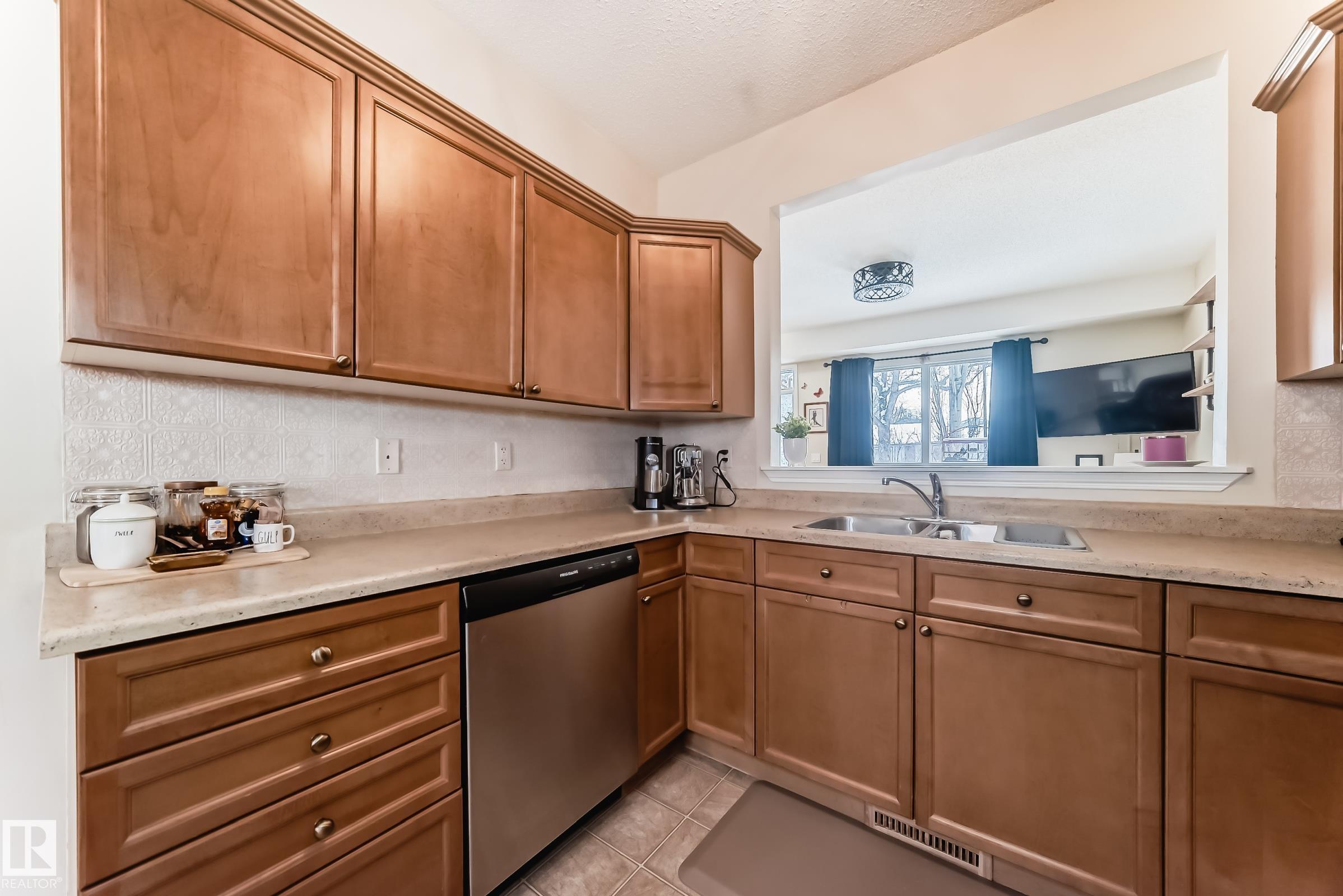 https://zimg.paragon.ice.com/ParagonImages/Property/PM/RAE/225398723/8/0/0/85ffa5d9ba8804327754a6e07737f2ed/1/5b8550135ff05a35d19a15ecde195f06/225398723-7ce7dd63-c212-49e7-af46-90fd38f135c1.JPG