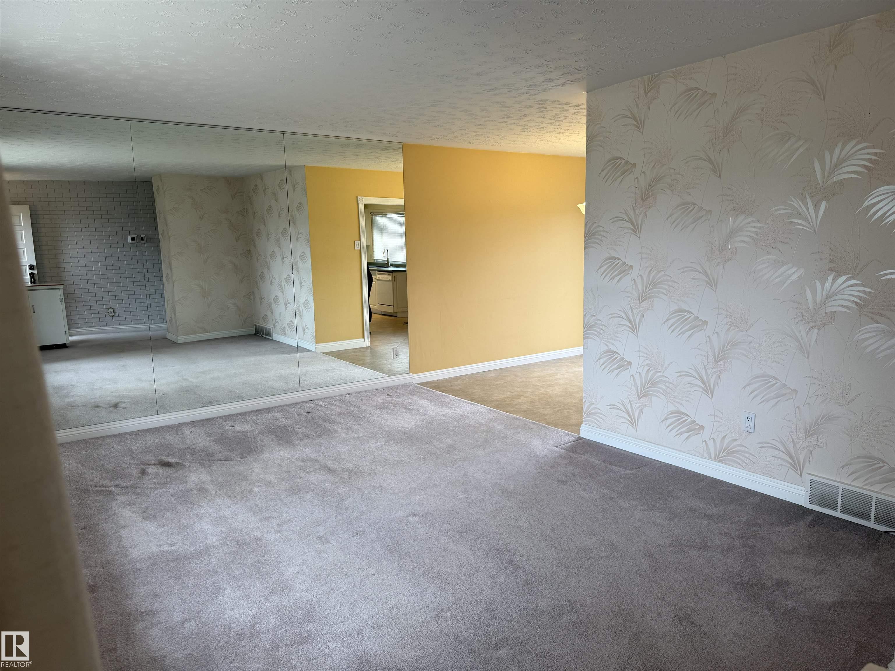 Photo 11 at 12916 95a Street NW, Killarney, Edmonton