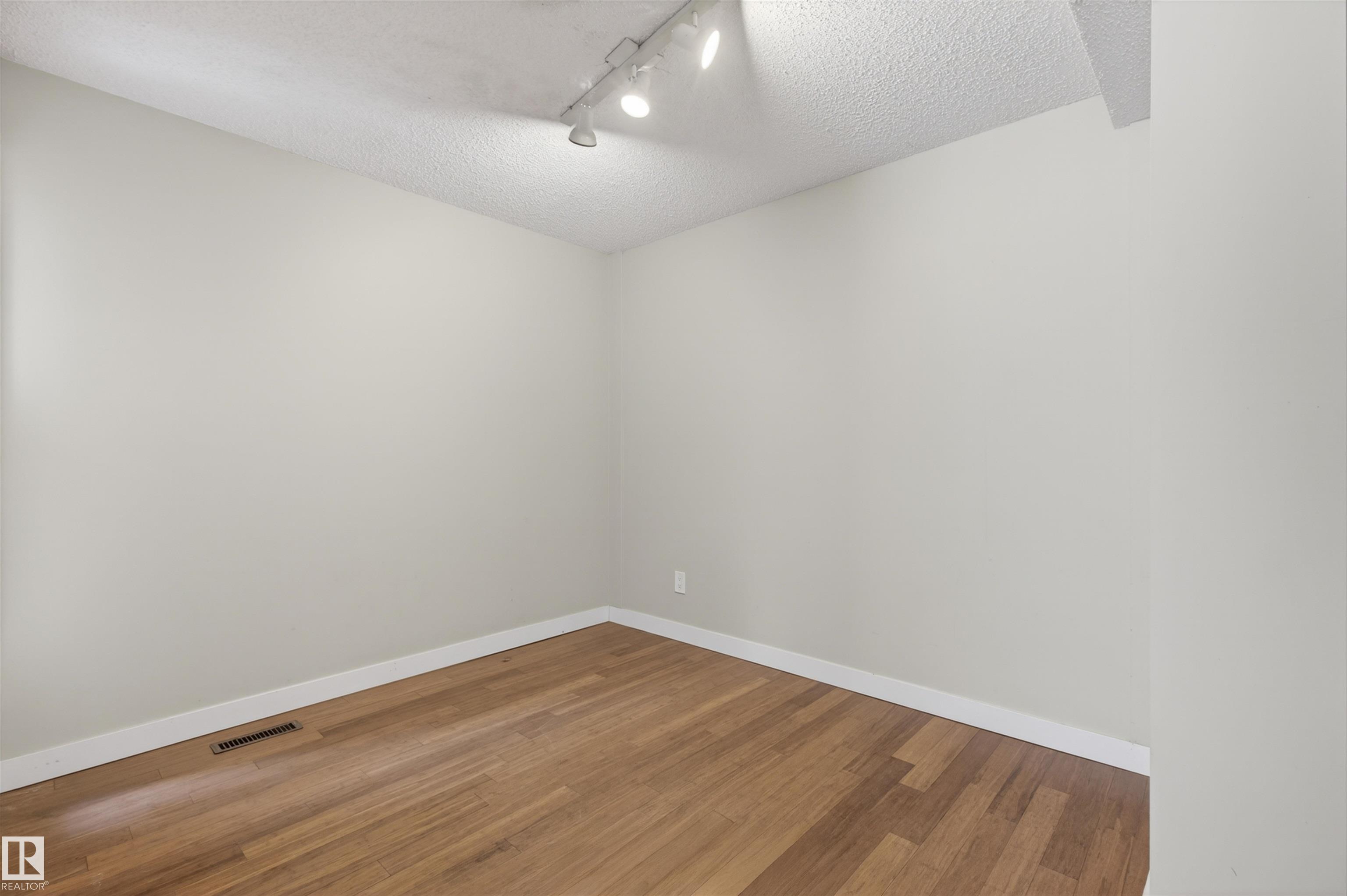 https://zimg.paragon.ice.com/ParagonImages/Property/PM/RAE/225398770/11/0/0/425f2521fc73352fa6d577485cde5ec5/1/e421157165b3514993cd66b92df10b85/225398770-9e65e6a2-5e7d-4b50-ae21-d5383f0b6a09.JPG