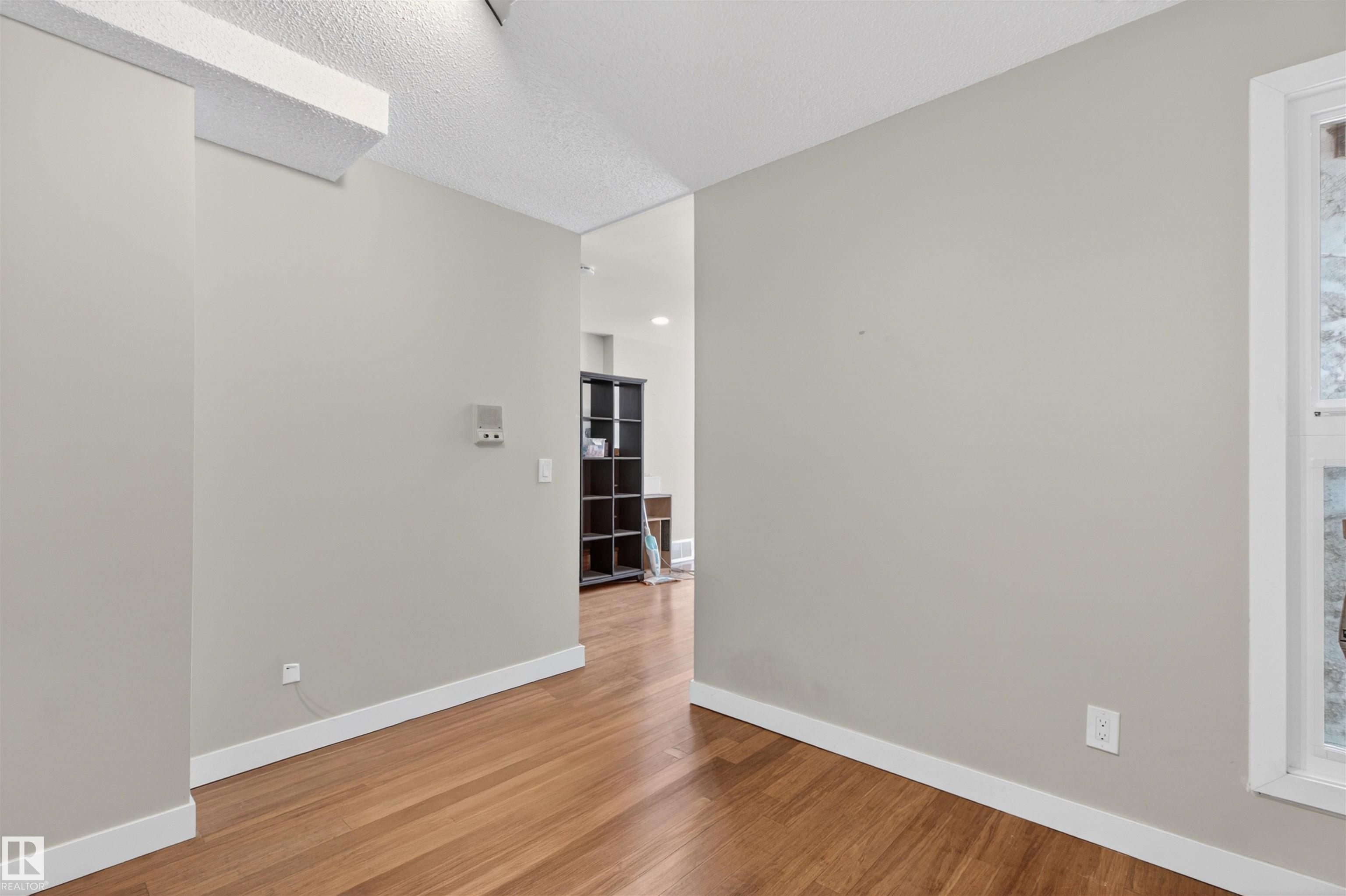 https://zimg.paragon.ice.com/ParagonImages/Property/PM/RAE/225398770/12/0/0/db95a511cf82e82b6b52ef3d0776892e/1/e421157165b3514993cd66b92df10b85/225398770-ca059d5c-ab69-46e6-99c6-b96bf21bc051.JPG