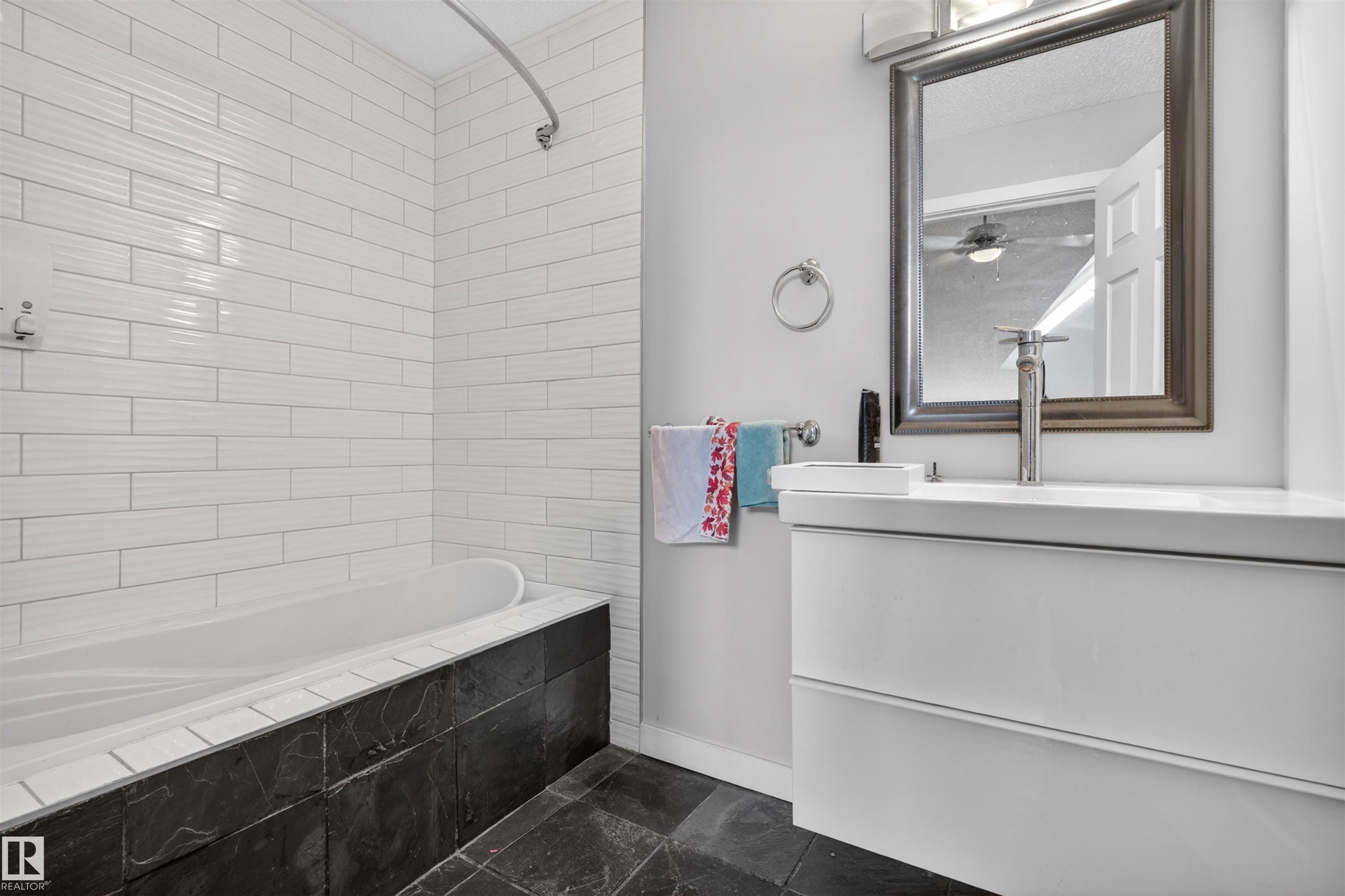 https://zimg.paragon.ice.com/ParagonImages/Property/PM/RAE/225398770/16/0/0/fe4bd76a614fc96486d5debb77563a4c/1/e421157165b3514993cd66b92df10b85/225398770-ed6d9140-8dac-453a-8643-038d262f8330.JPG