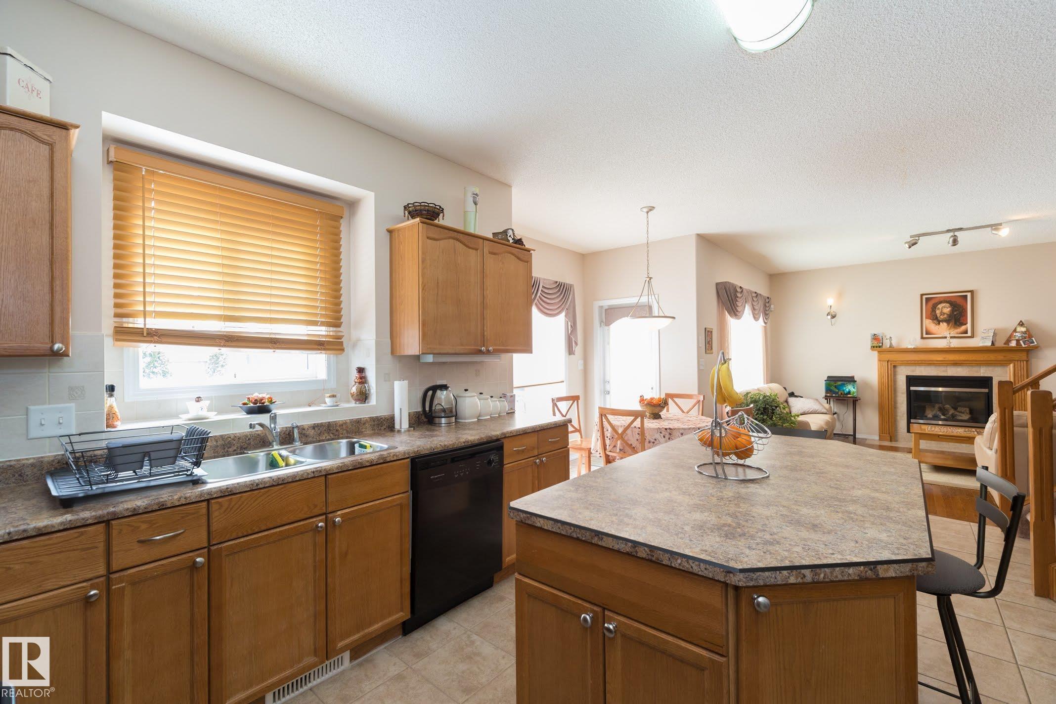 https://zimg.paragon.ice.com/ParagonImages/Property/PM/RAE/225398773/40/0/0/6e45791882bafd4612db6f0f8c100a80/1/cbcdce9e54b99db3d50efd6aa8fc06f8/225398773-444ad48b-d46d-4b88-8db6-f618dec3b03b.JPG