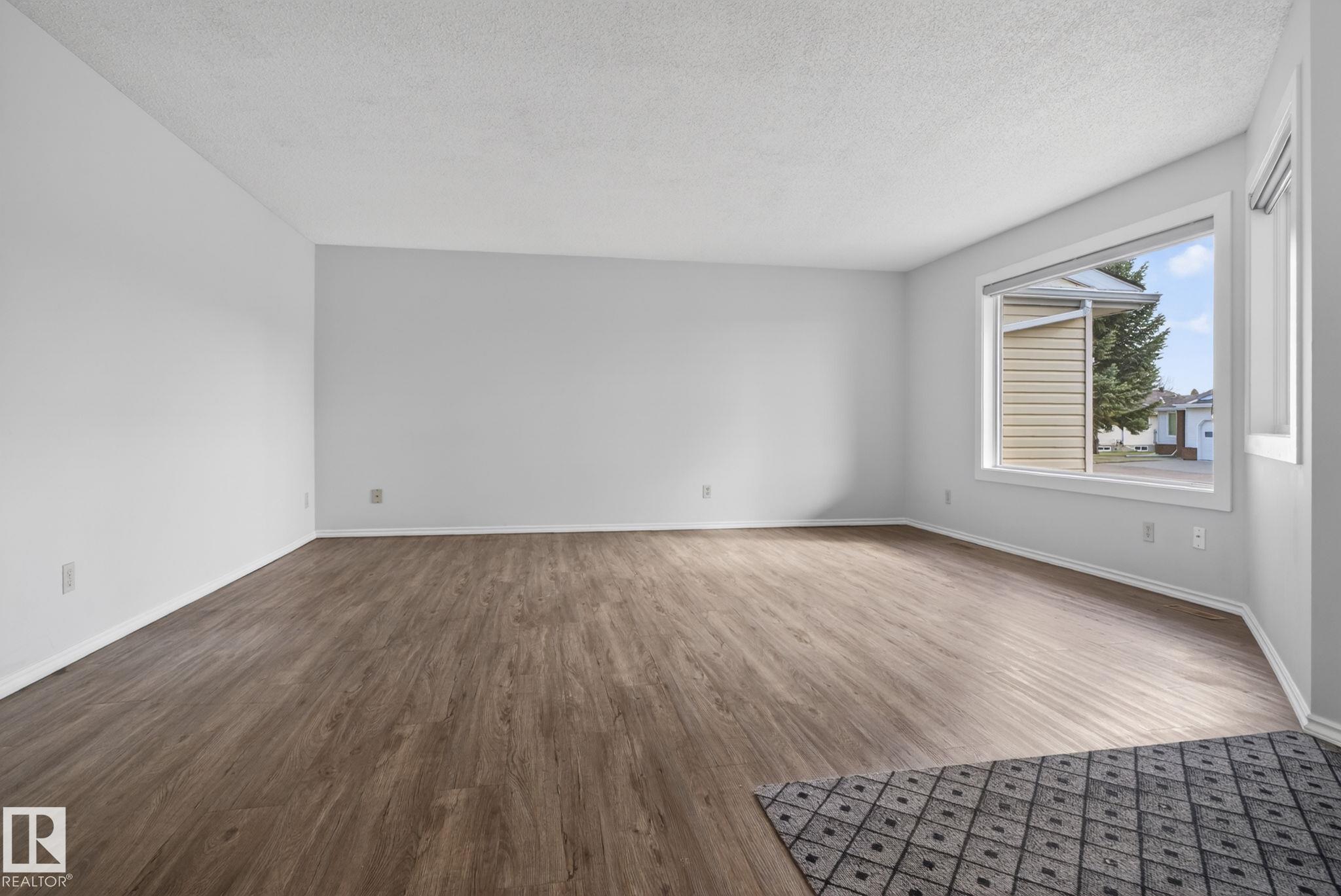 https://zimg.paragon.ice.com/ParagonImages/Property/PM/RAE/225398786/7/0/0/f0e1a38732d8f3b7425801db96c46e6e/1/61d58d9d4ff95c08a66ba36ef8b2fafb/225398786-c6149379-57be-4774-bbb4-e06cd64d5b77.JPG