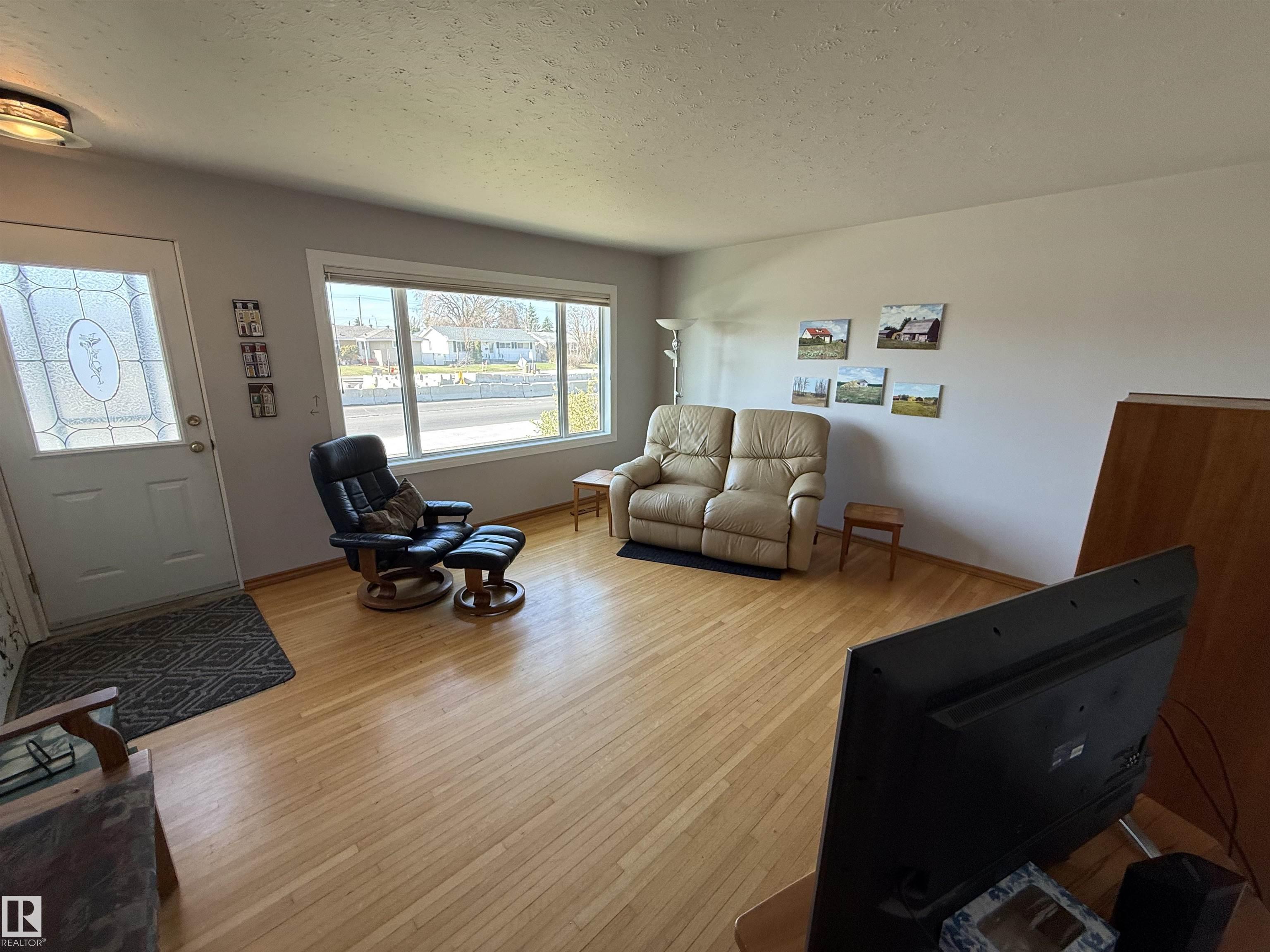 https://zimg.paragon.ice.com/ParagonImages/Property/PM/RAE/225398793/12/0/0/6786923c129397518abf062afeecb1ce/1/2a1f71a746c6ad2a753fb42eb6093627/225398793-25948194-b5af-4be6-b751-07838b002f7d.JPG