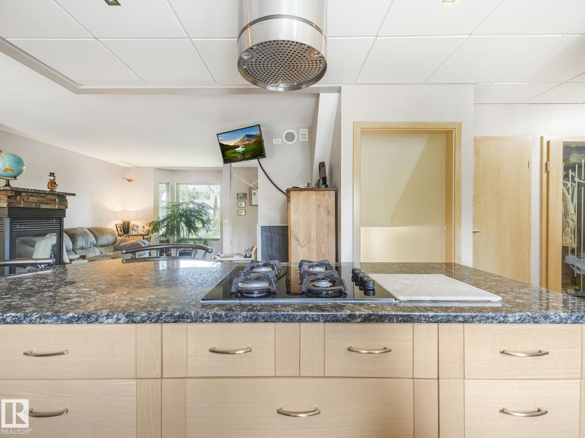 https://zimg.paragon.ice.com/ParagonImages/Property/PM/RAE/225398796/13/0/0/3c3e7040e1770aadcbc2301f1d732d8b/1/90b55fcdf84c4ff13dd45e3b8ef5e34b/225398796-74D44CE0-89EB-4A64-B284-6CEBF5B682A9.JPG