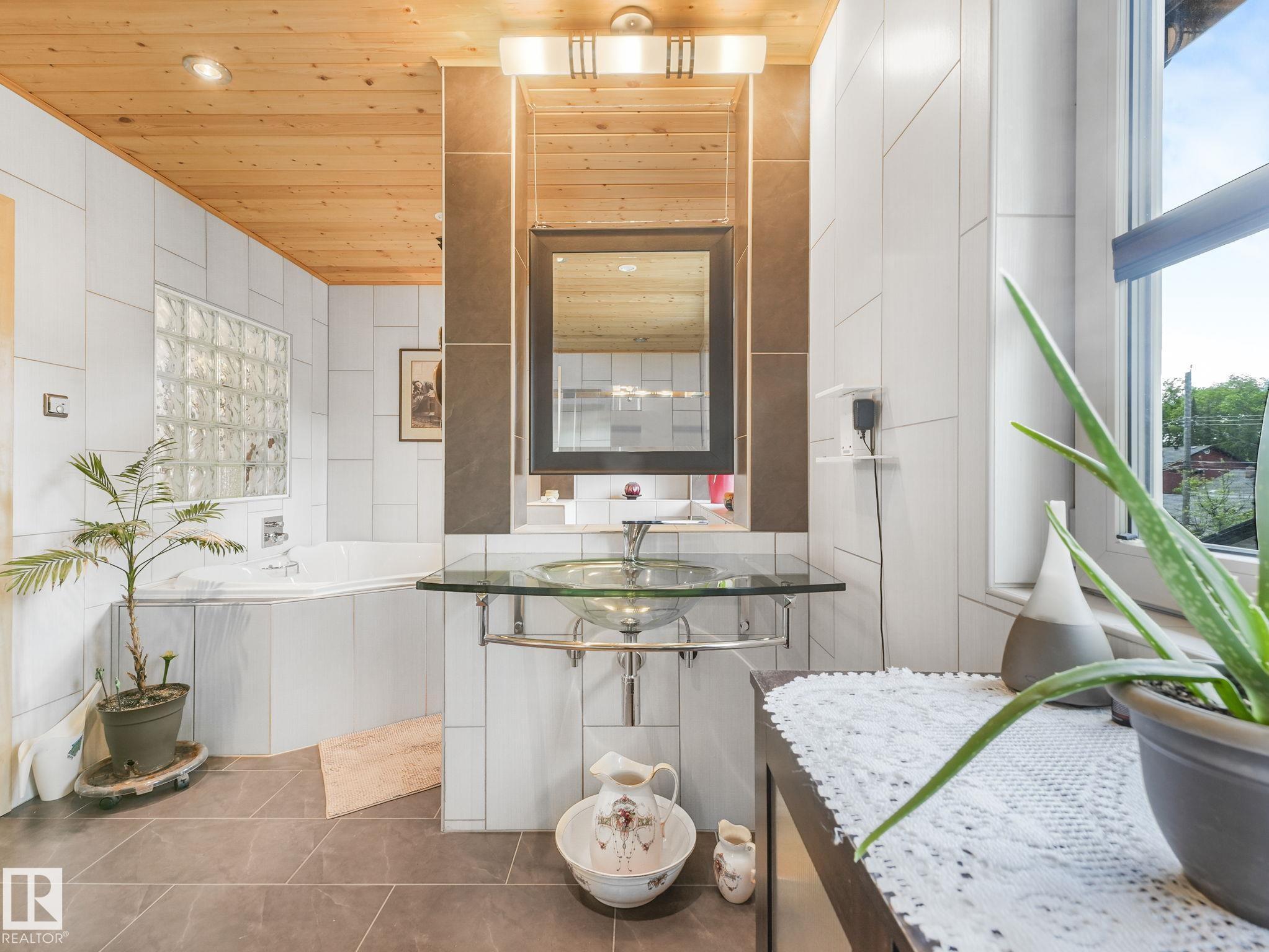 https://zimg.paragon.ice.com/ParagonImages/Property/PM/RAE/225398796/32/0/0/cbfdf3fda75dda64a816e3a94cae60b2/1/90b55fcdf84c4ff13dd45e3b8ef5e34b/225398796-6F966C80-00E5-43EE-8F85-E4275ABB819F.JPG