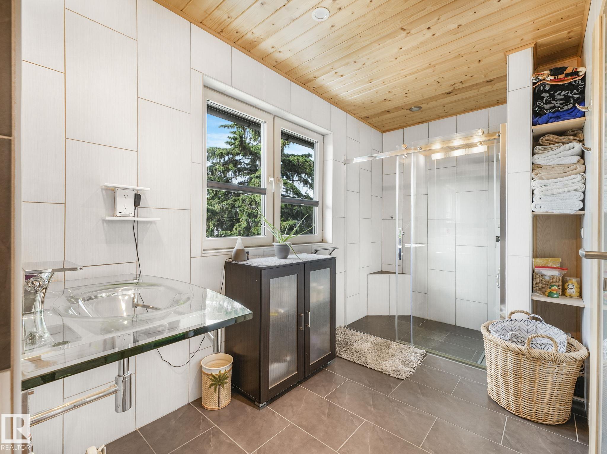https://zimg.paragon.ice.com/ParagonImages/Property/PM/RAE/225398796/34/0/0/18cd1c179586e6503b7e683712e72329/1/90b55fcdf84c4ff13dd45e3b8ef5e34b/225398796-E8CB3299-797B-4173-858B-DA3FC877C540.JPG