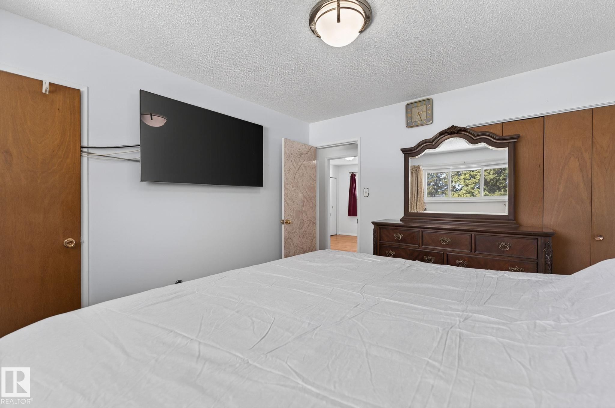 Photo 15 at 10719 152 Street NW, High Park, Edmonton