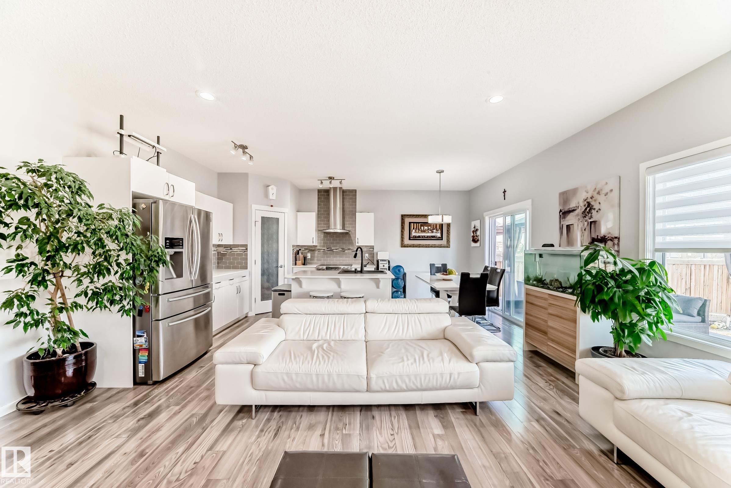 https://zimg.paragon.ice.com/ParagonImages/Property/PM/RAE/225398837/12/0/0/0e9b08d07d39e1356732e9e9ac35bef2/1/8564de10ab3889f675e9d1e4ffedae44/225398837-969daf56-83d2-4952-8c53-34021bac40a2.JPG