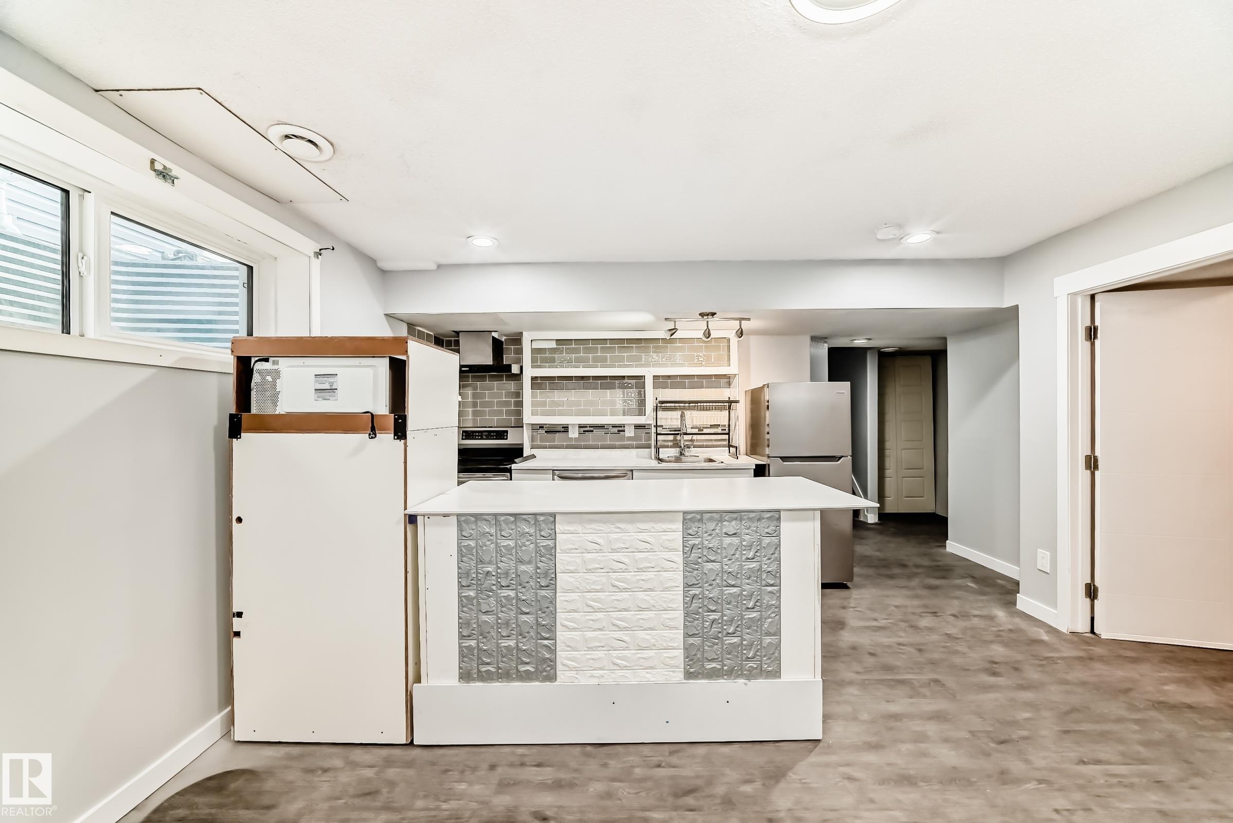 https://zimg.paragon.ice.com/ParagonImages/Property/PM/RAE/225398837/47/0/0/fe434ce4a74f464fbb2ebfc087e14e18/1/8564de10ab3889f675e9d1e4ffedae44/225398837-8debb15f-f5a9-4899-a94c-3a4f75735081.JPG
