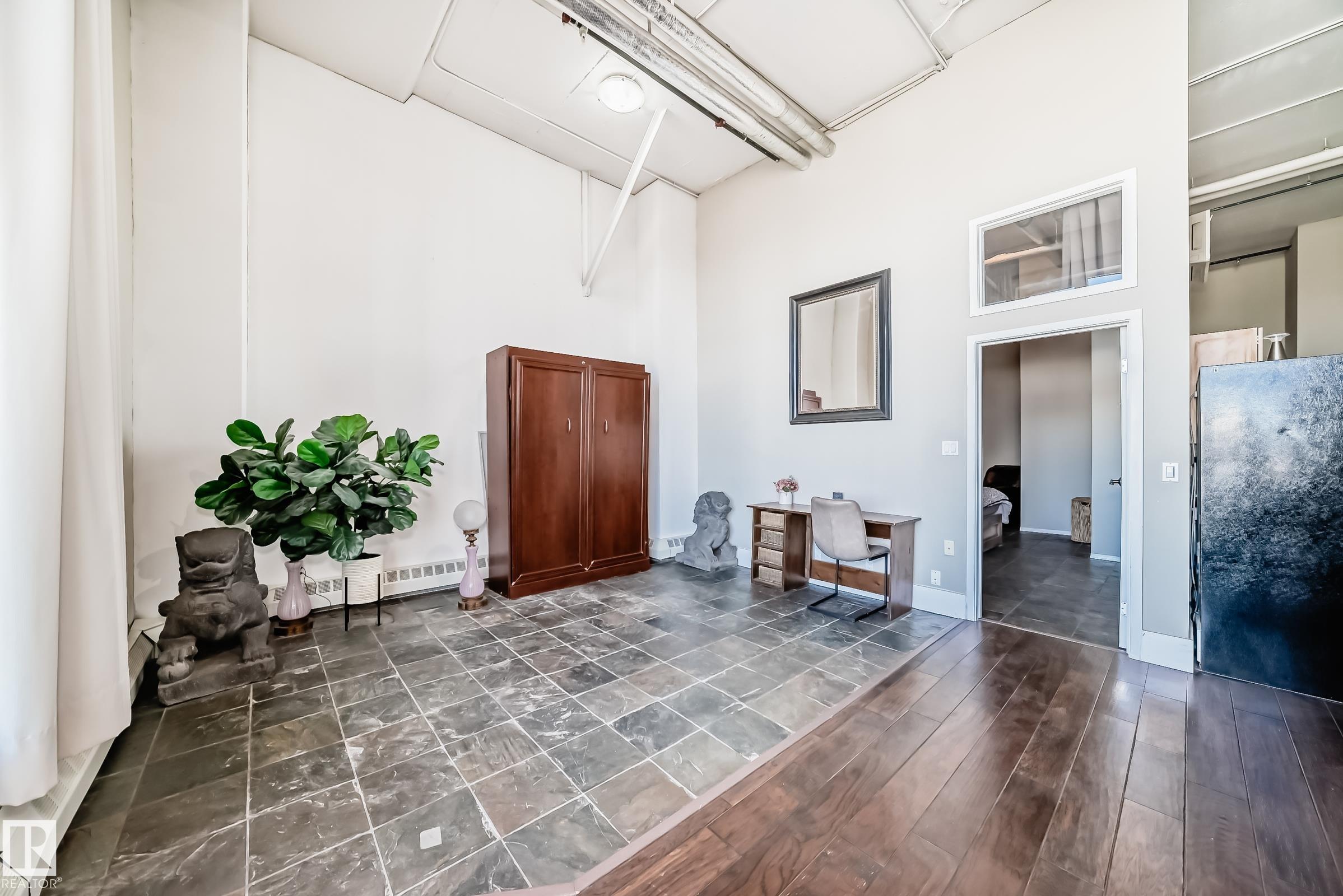 https://zimg.paragon.ice.com/ParagonImages/Property/PM/RAE/225398876/13/0/0/2f2fdaa0e7c2551d98af6586afae2f99/1/0f7932a8ab7d6561b41bc6f5e840d0e1/225398876-c1c90af1-ab87-45f7-b68e-98e4b5826522.JPG