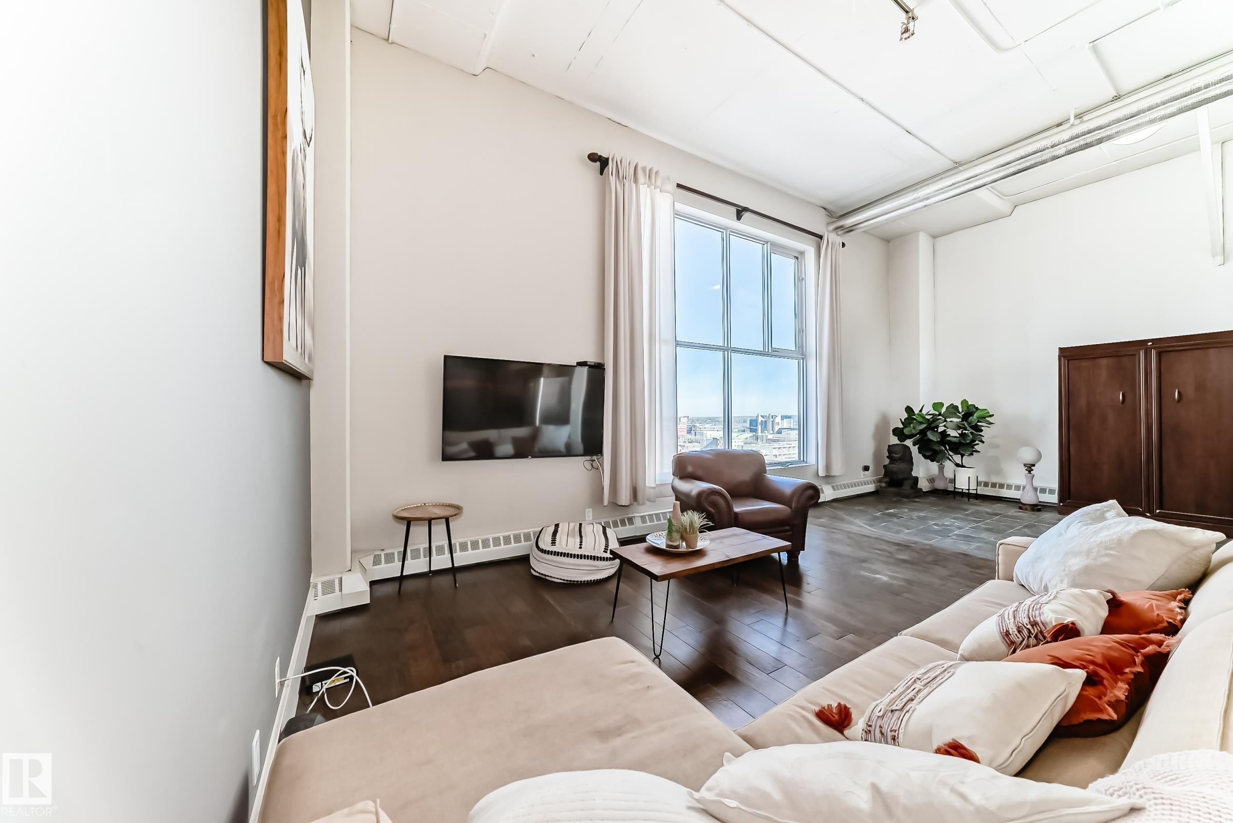 https://zimg.paragon.ice.com/ParagonImages/Property/PM/RAE/225398876/6/0/0/6cadc509f4009eb033affc5ceb368ad6/1/0f7932a8ab7d6561b41bc6f5e840d0e1/225398876-4e61cfa4-b9fa-48e1-b7d4-d6e2ed737a35.JPG