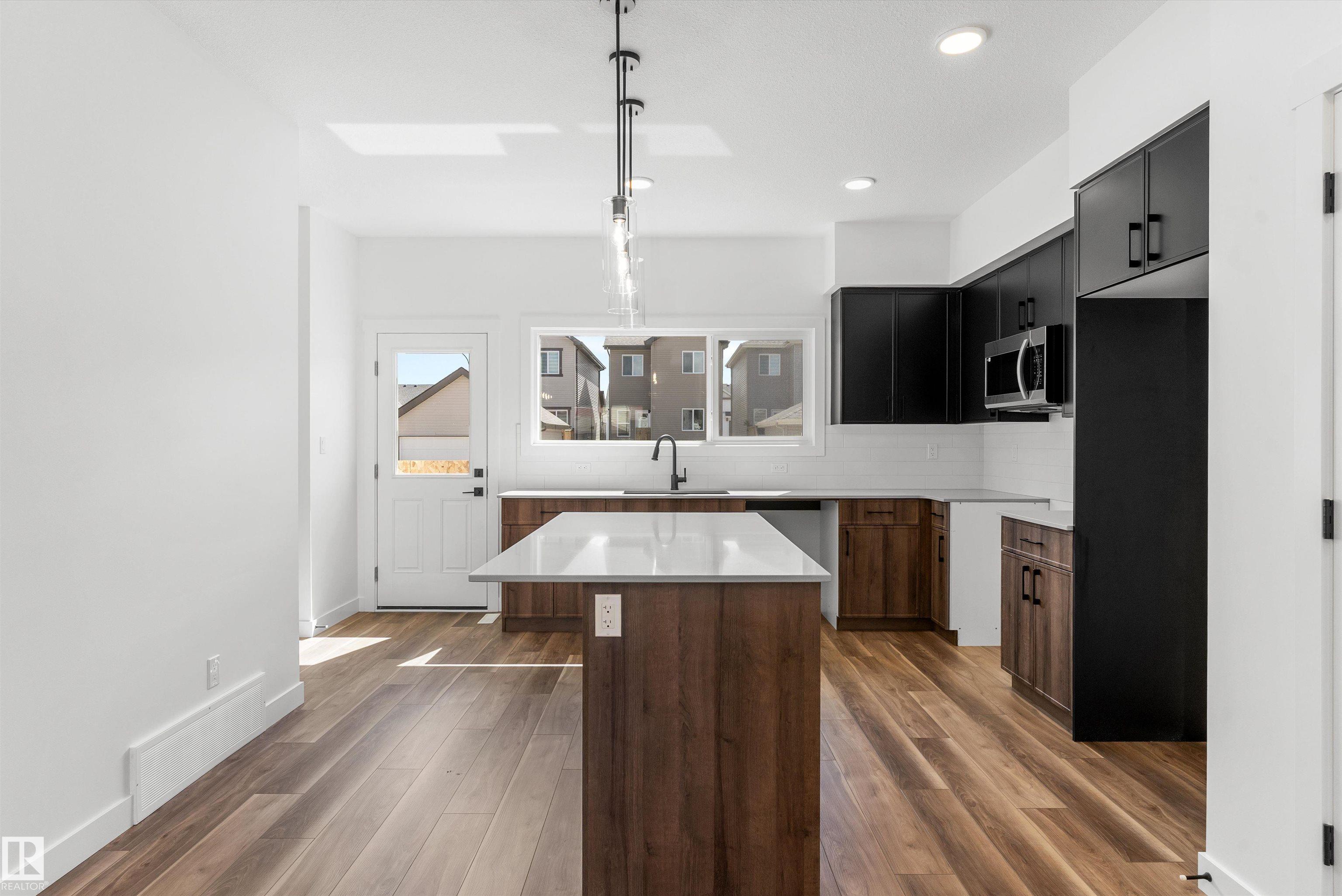 https://zimg.paragon.ice.com/ParagonImages/Property/PM/RAE/225398897/14/0/0/1ec2febe49863a381b17d1aef0ad2501/1/ae78efa70b0c3f7e75831f5aac9086f6/225398897-36aa5cc7-a96e-4f79-bce0-ba12210f846c.JPG