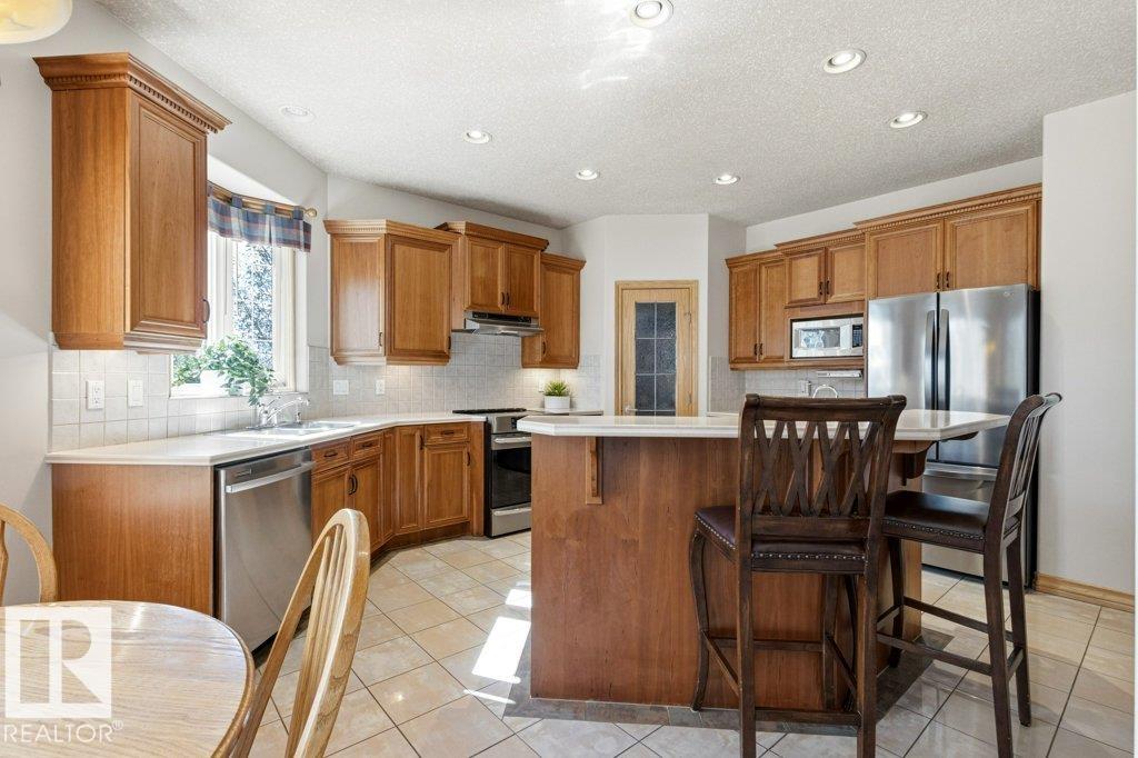 https://zimg.paragon.ice.com/ParagonImages/Property/PM/RAE/225398921/12/0/0/302155a41c8b7692a01b0582eb42ea95/1/4d94048540a8ed4e0132ab0f840e3a18/225398921-cef4bb2a-4e0e-4b94-9871-943e455bbf74.JPG