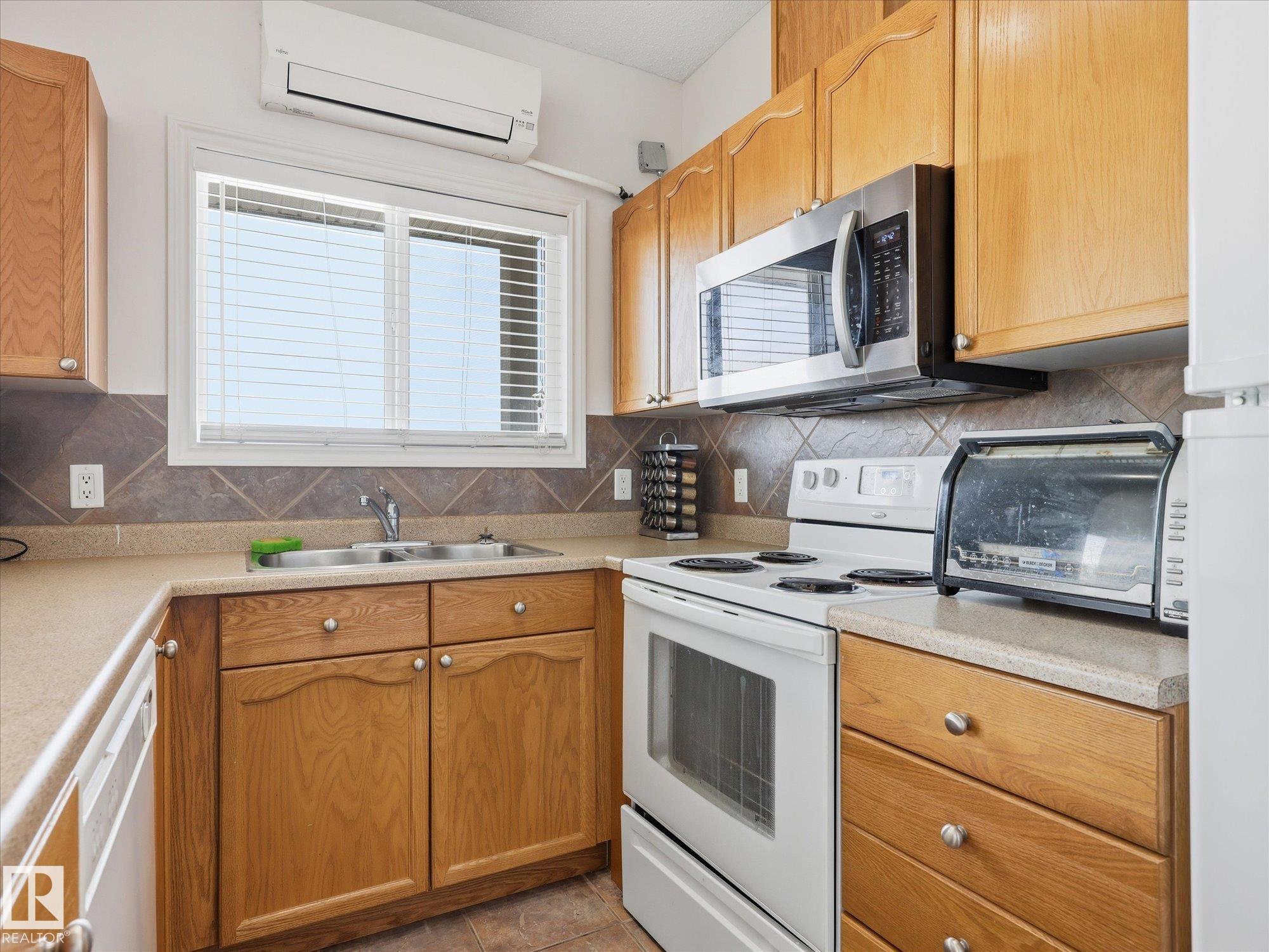 https://zimg.paragon.ice.com/ParagonImages/Property/PM/RAE/225398962/14/0/0/69b83f49cadae30b5d8471eafc0d2db2/1/26975b3ebeb2e9eb8e845bac7b80d187/225398962-bfec6e9a-7a59-4da3-8eff-4f0240dec16e.JPG